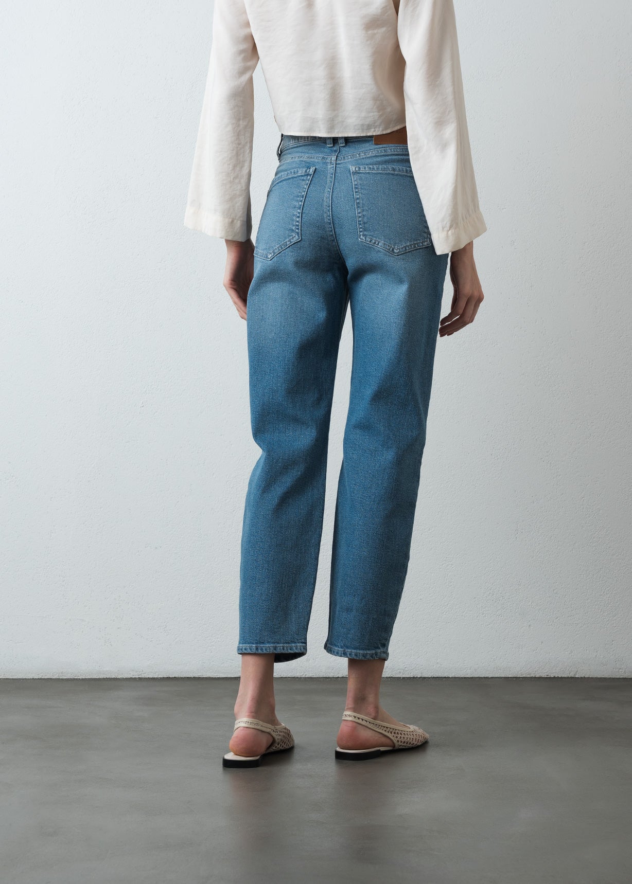 Jean Mom tiro alto de largo cropped - Azul 14_493G304_AZU183928_7