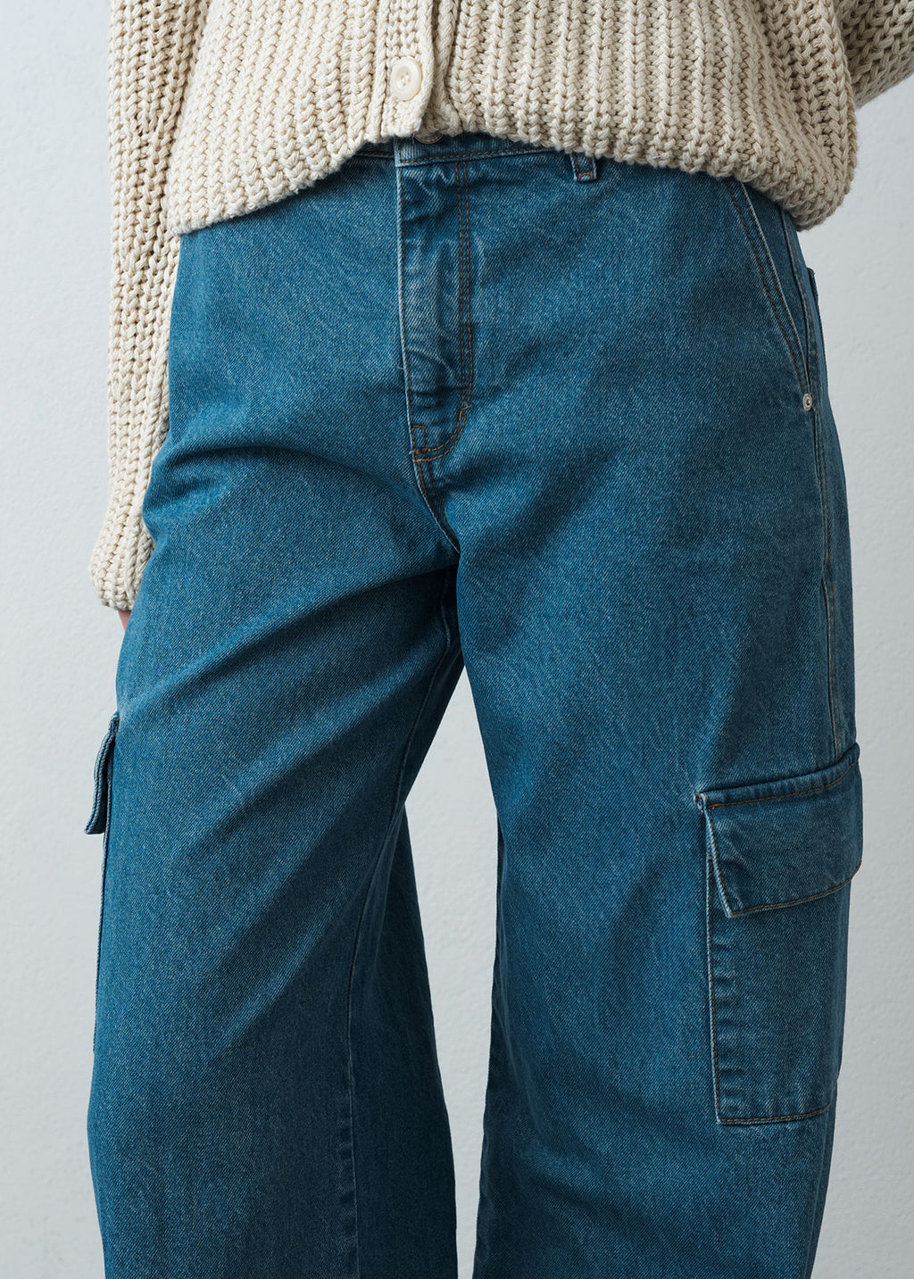Jean Wide Leg tono medio tipo cargo - Azul 14_493G305_AZU183928_4