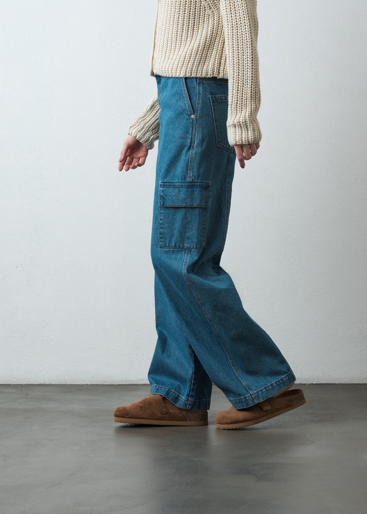 Jean Wide Leg tono medio tipo cargo - Azul 14_493G305_AZU183928_5
