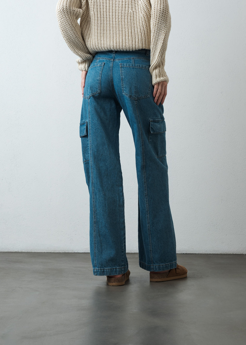 Jean Wide Leg tono medio tipo cargo - Azul 14_493G305_AZU183928_6