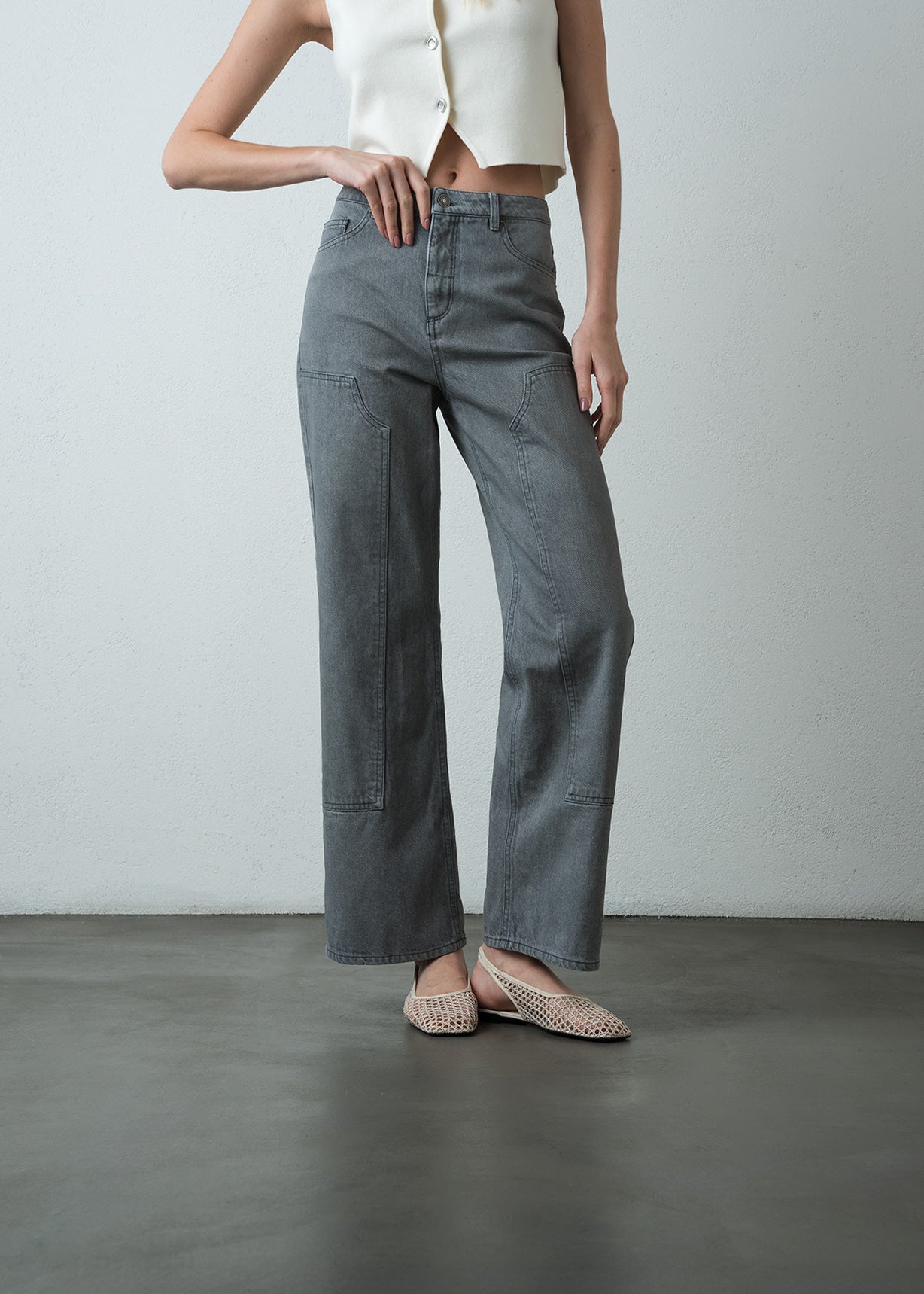 Jean Straight con diseño de parches - Gris 14_493G373_GRI144103_0