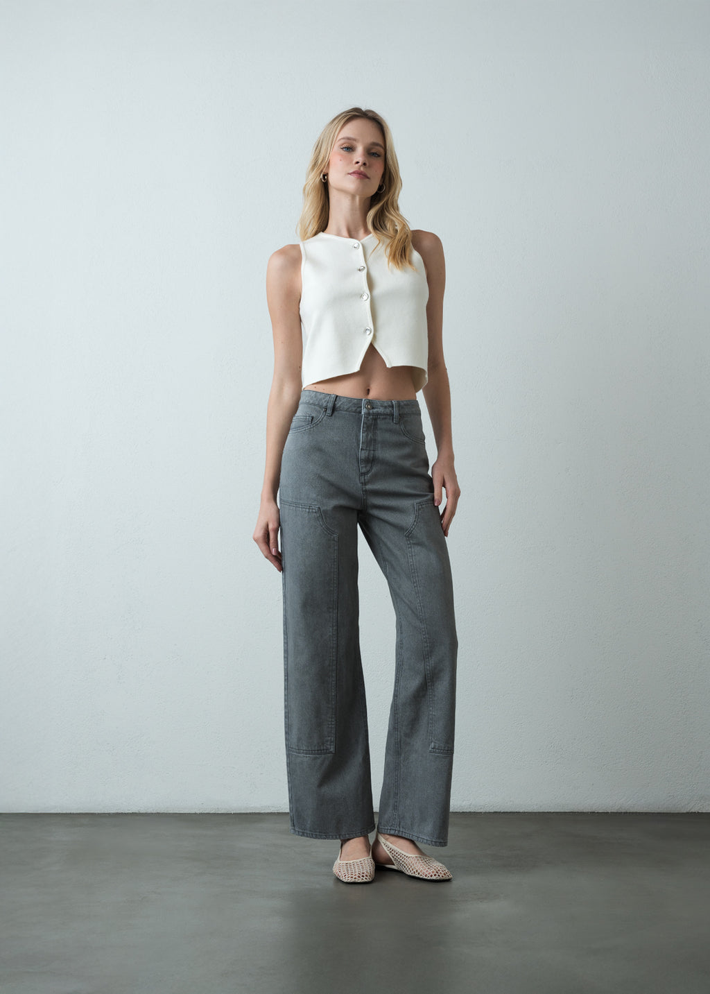 Jean Straight con diseño de parches - Gris 14_493G373_GRI144103_3