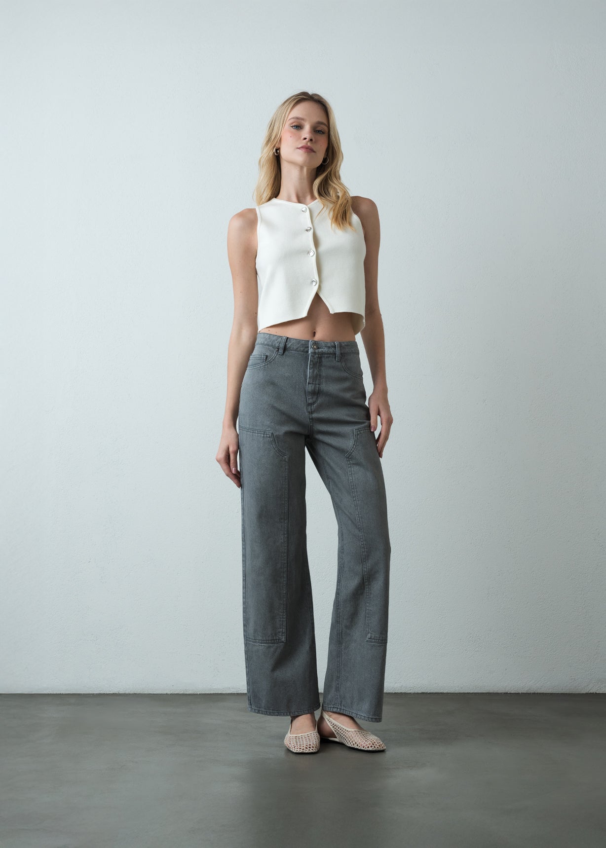 Jean Straight con diseño de parches - Gris 14_493G373_GRI144103_3
