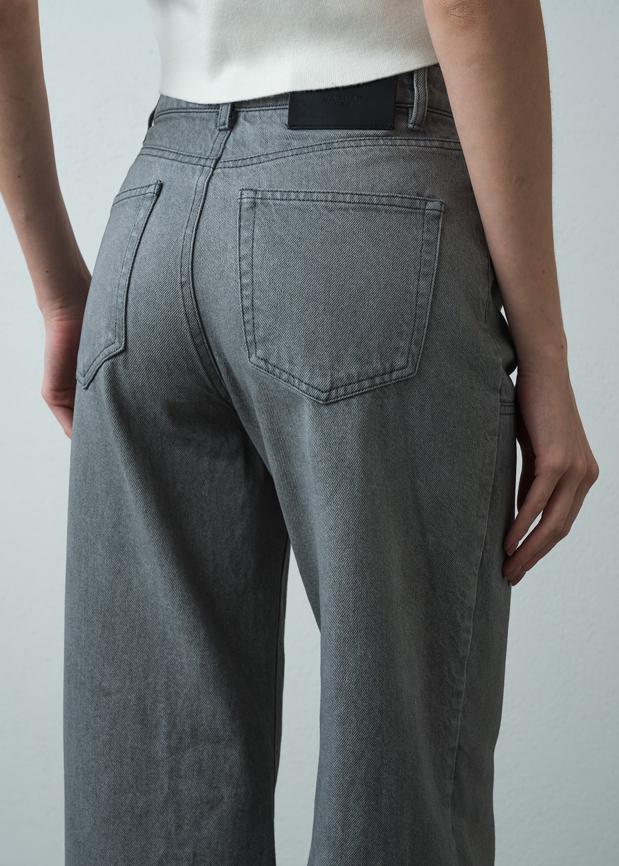 Jean Straight con diseño de parches - Gris 14_493G373_GRI144103_4