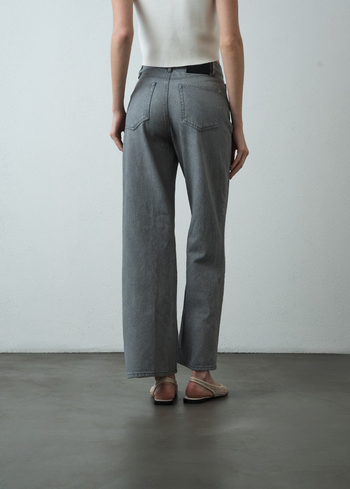 Jean Straight con diseño de parches - Gris 14_493G373_GRI144103_6