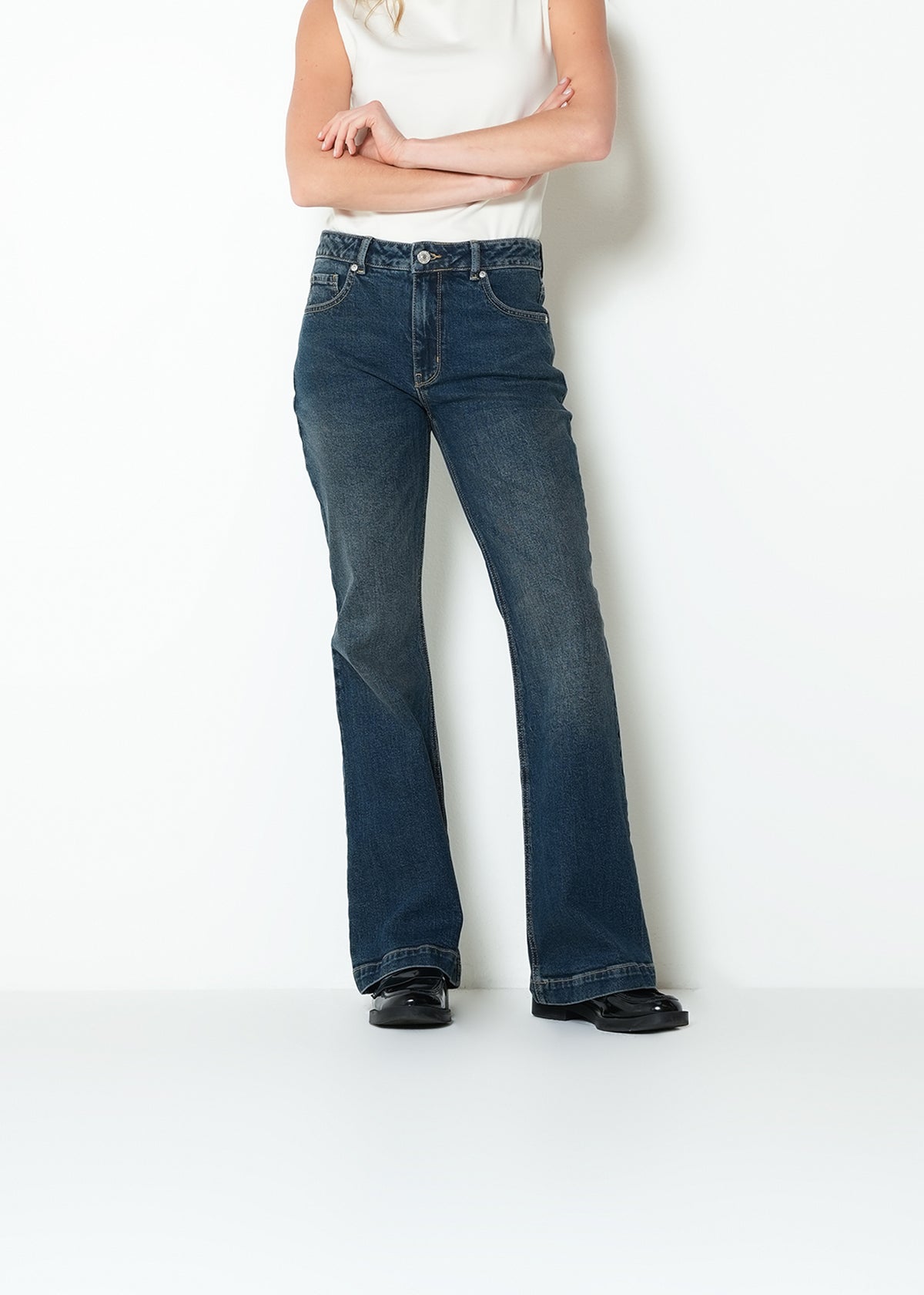 Jean flare tiro medio denim - Azul 14_493H011_AZU183928_0
