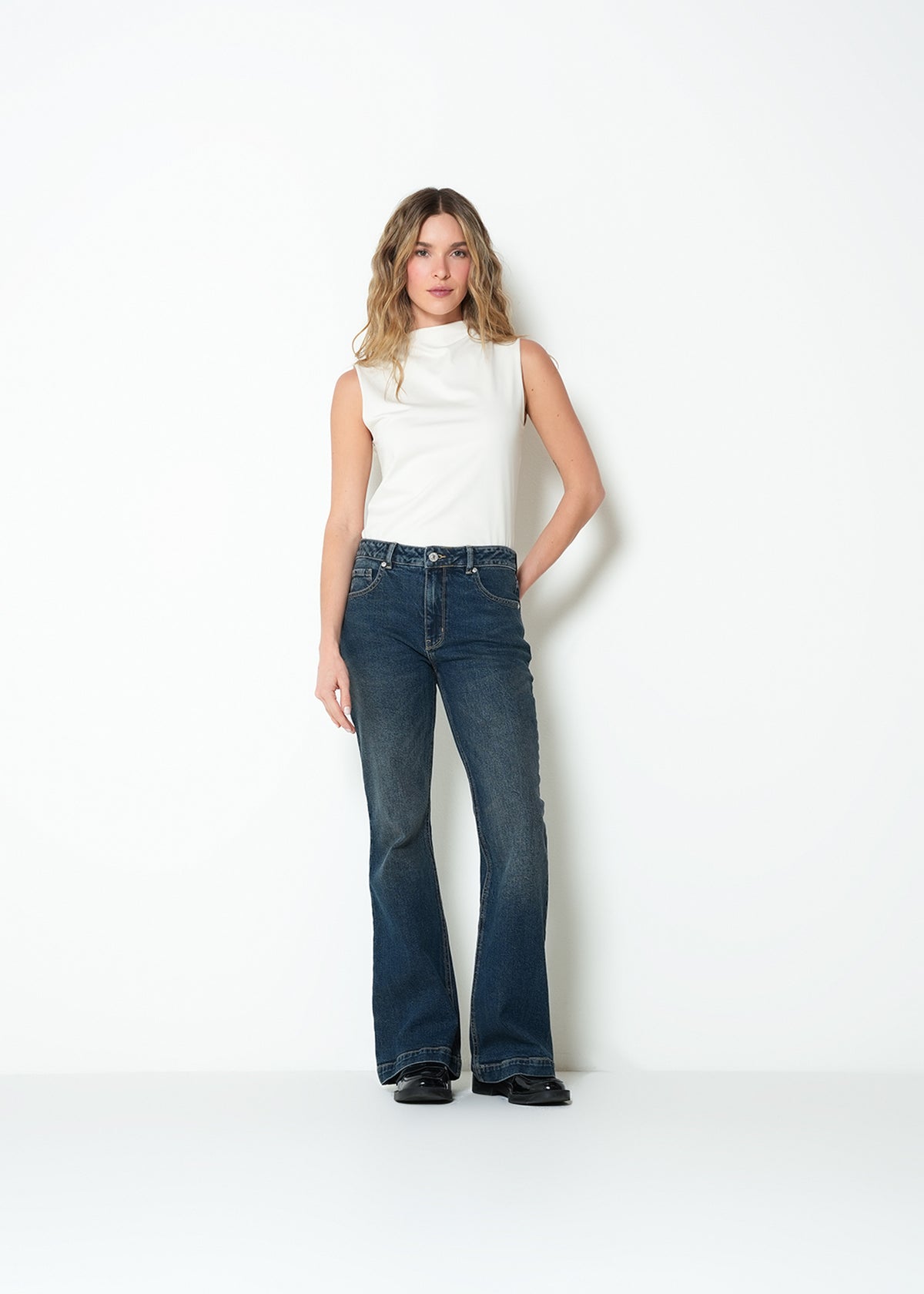 Jean flare tiro medio denim - Azul 14_493H011_AZU183928_3