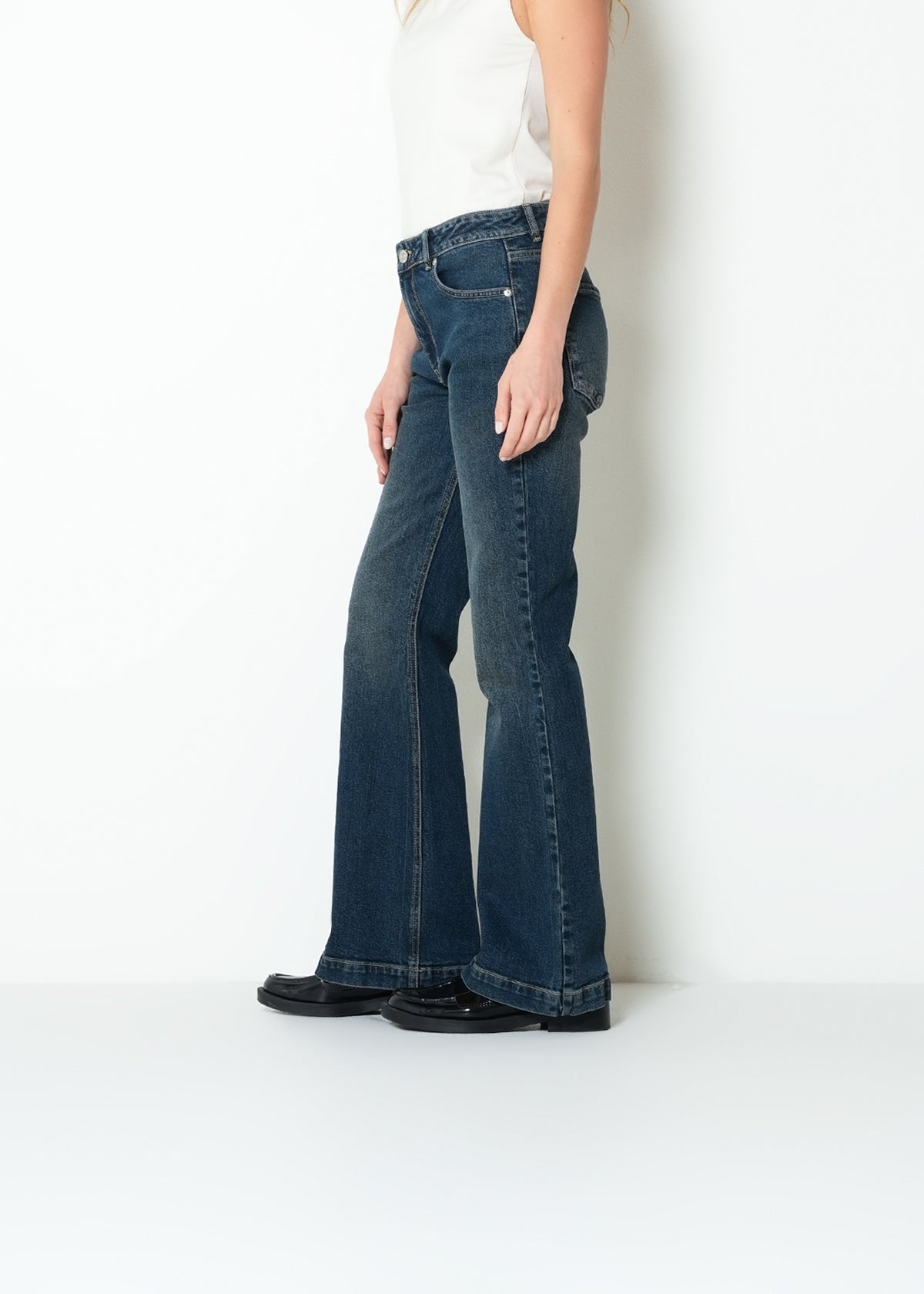 Jean flare tiro medio denim - Azul 14_493H011_AZU183928_5