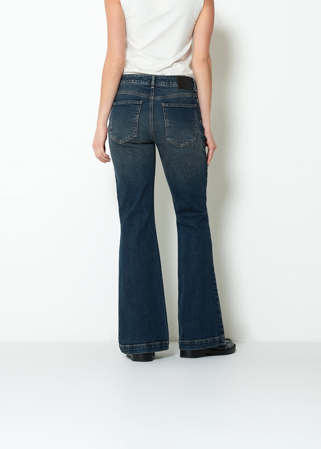Jean flare tiro medio denim - Azul 14_493H011_AZU183928_6