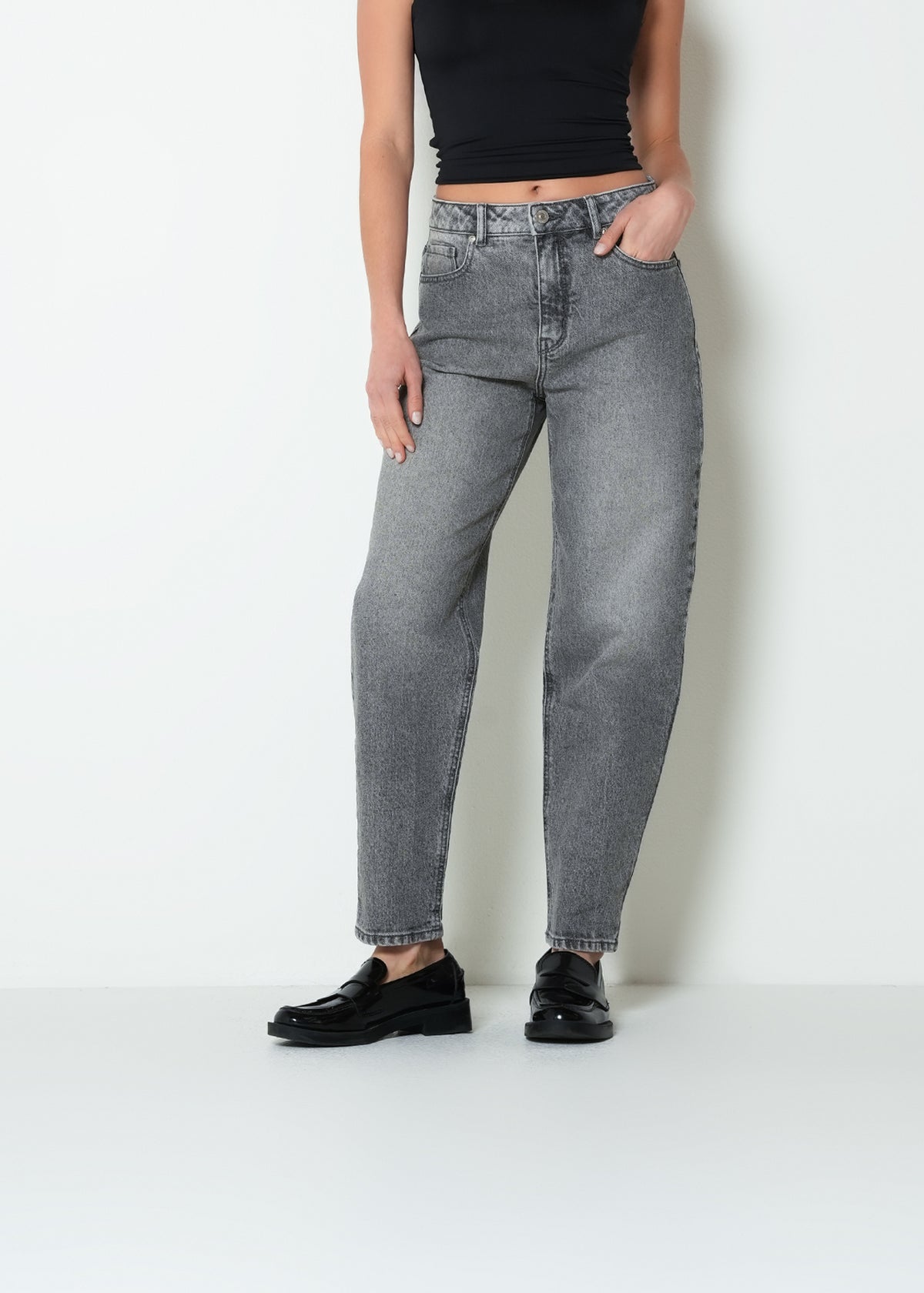 Jean straight tiro medio denim - Gris 14_493H014_GRI144103_0