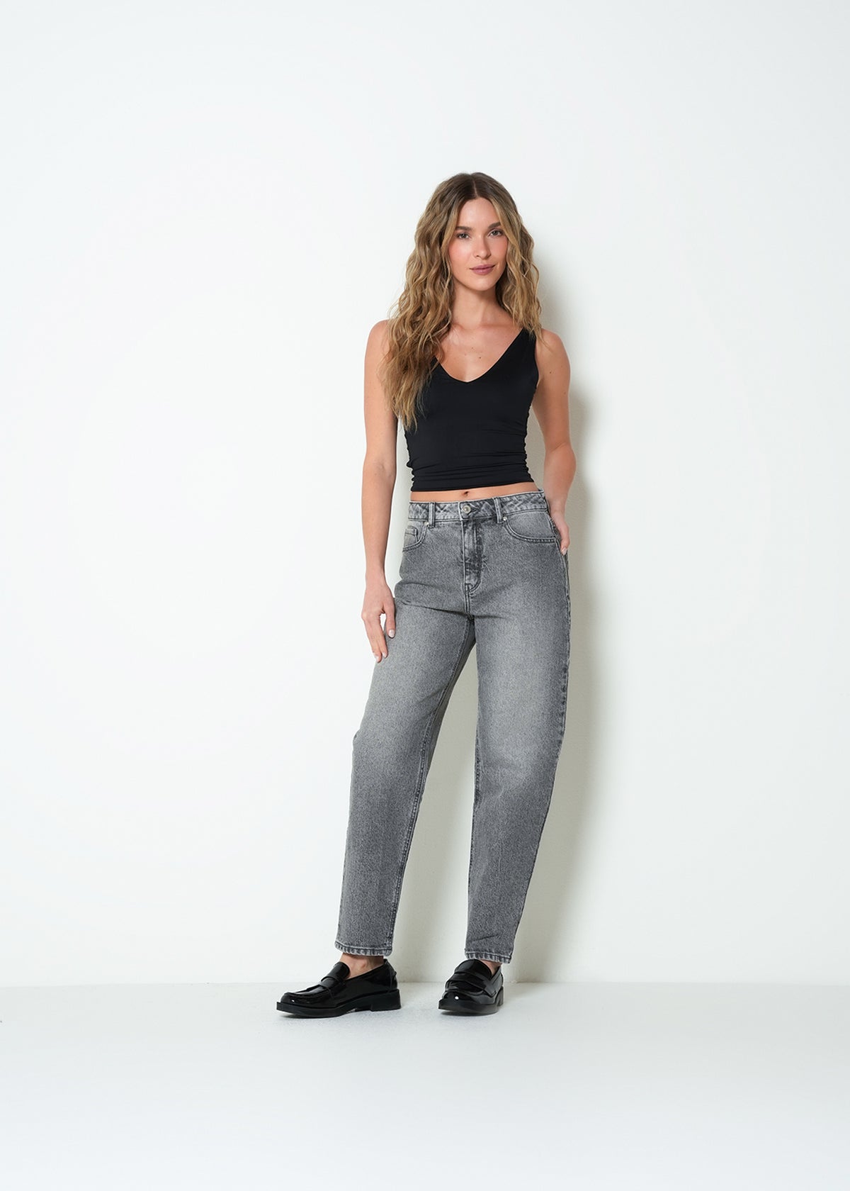 Jean straight tiro medio denim - Gris 14_493H014_GRI144103_3