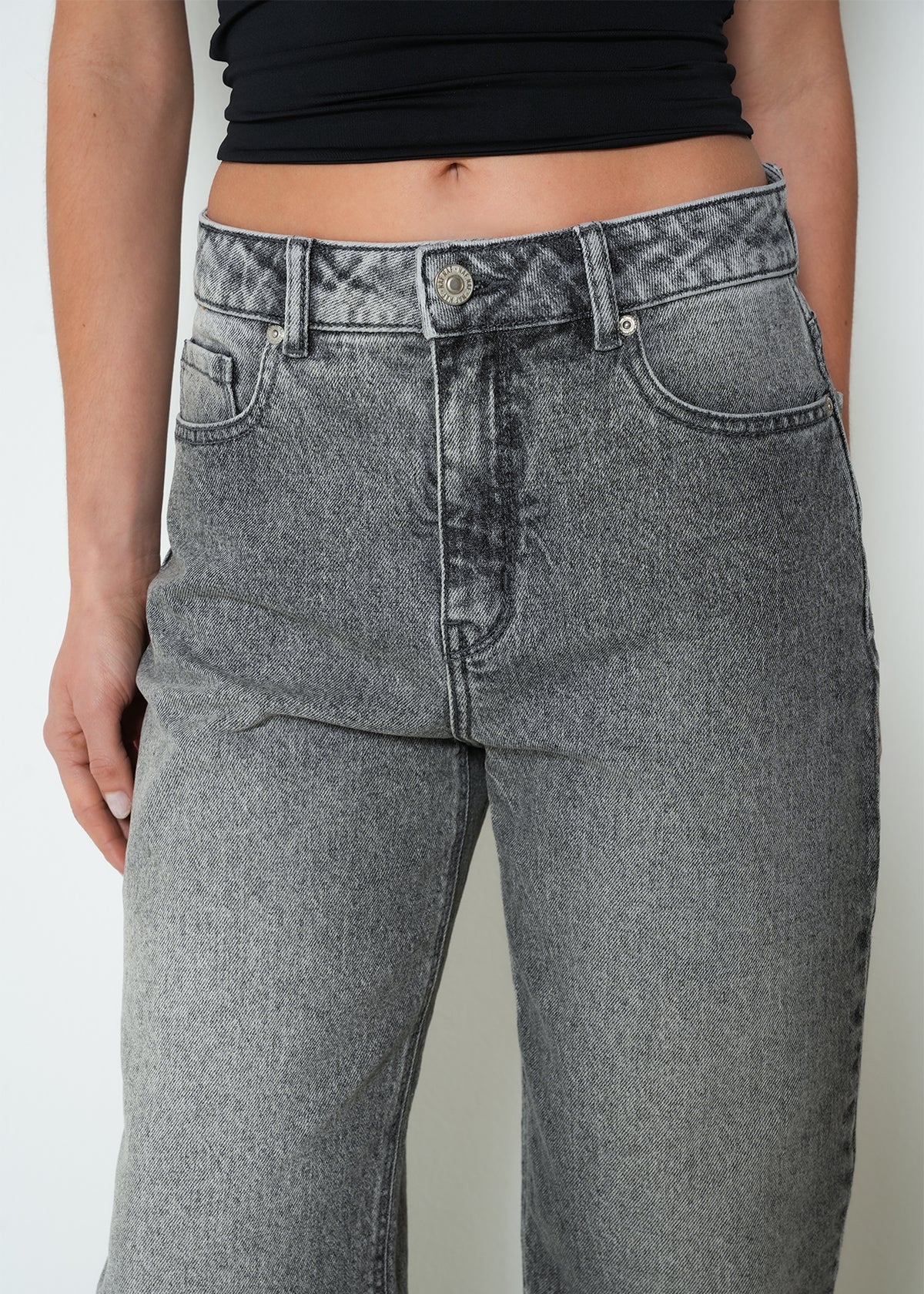 Jean straight tiro medio denim - Gris 14_493H014_GRI144103_4