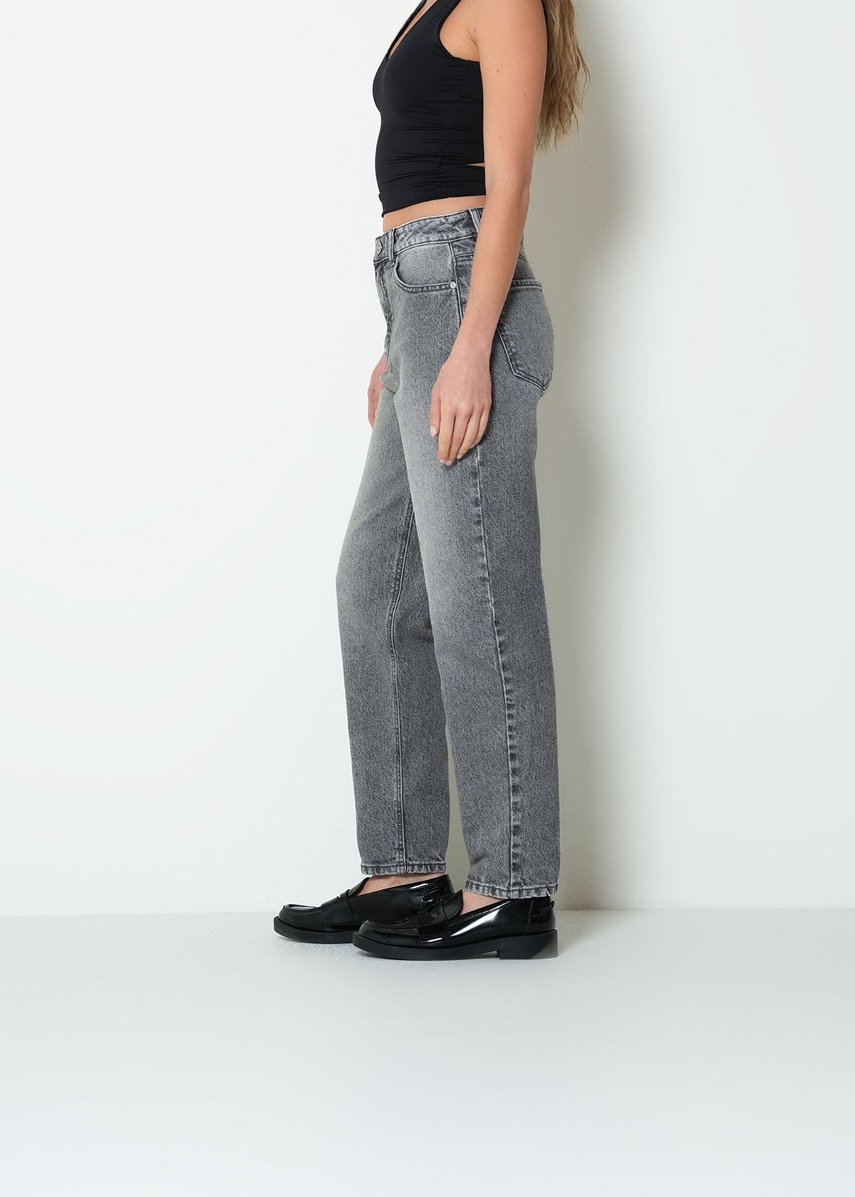 Jean straight tiro medio denim - Gris 14_493H014_GRI144103_5