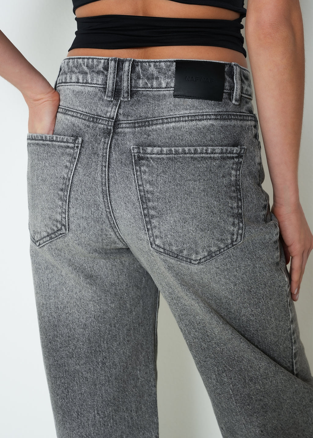 Jean straight tiro medio denim - Gris 14_493H014_GRI144103_6