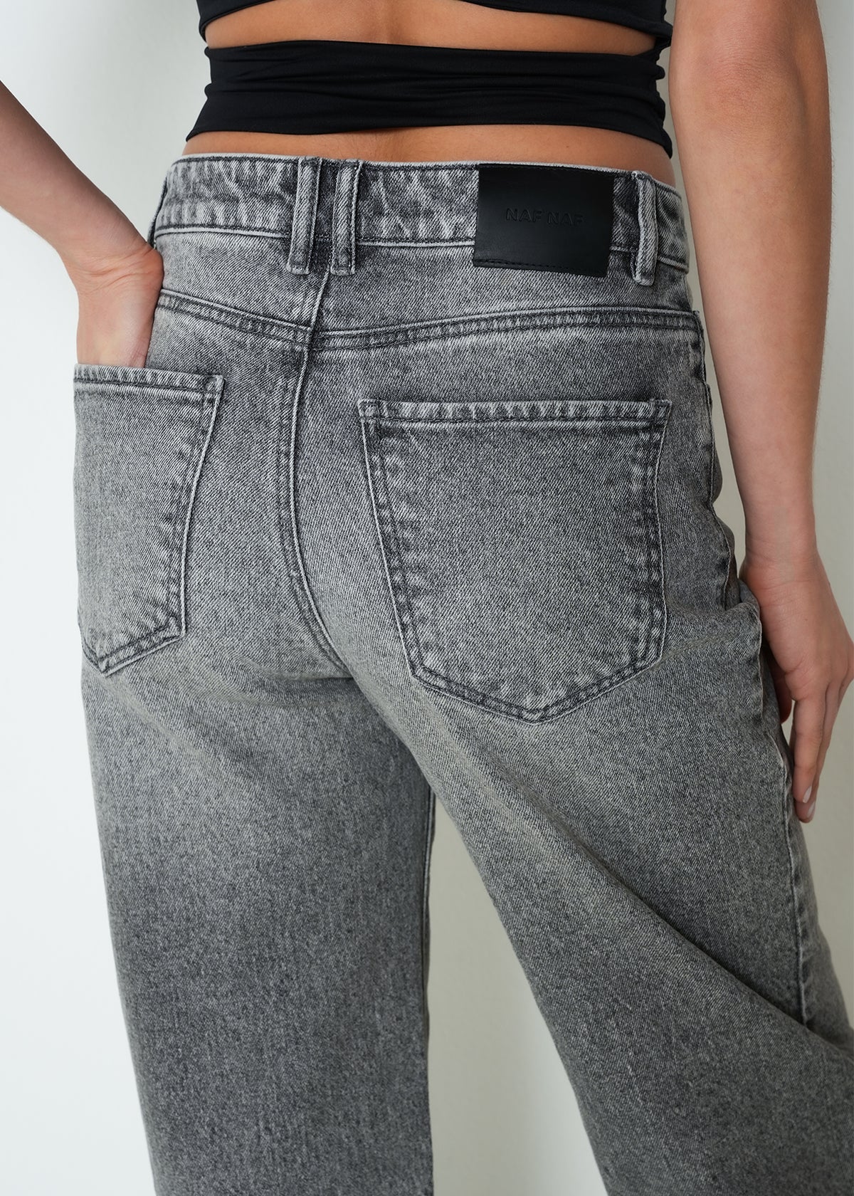 Jean straight tiro medio denim - Gris 14_493H014_GRI144103_6