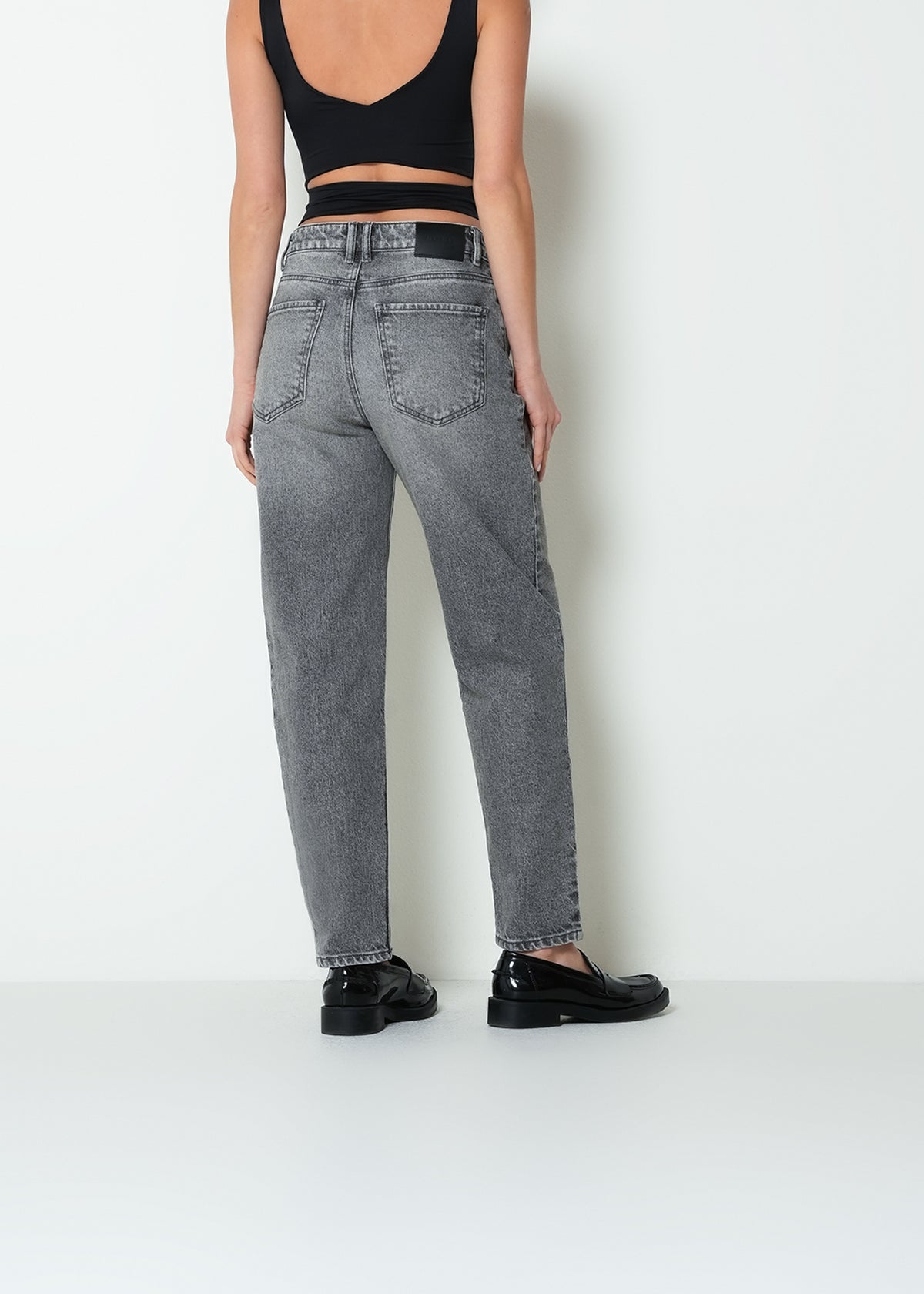 Jean straight tiro medio denim - Gris 14_493H014_GRI144103_7