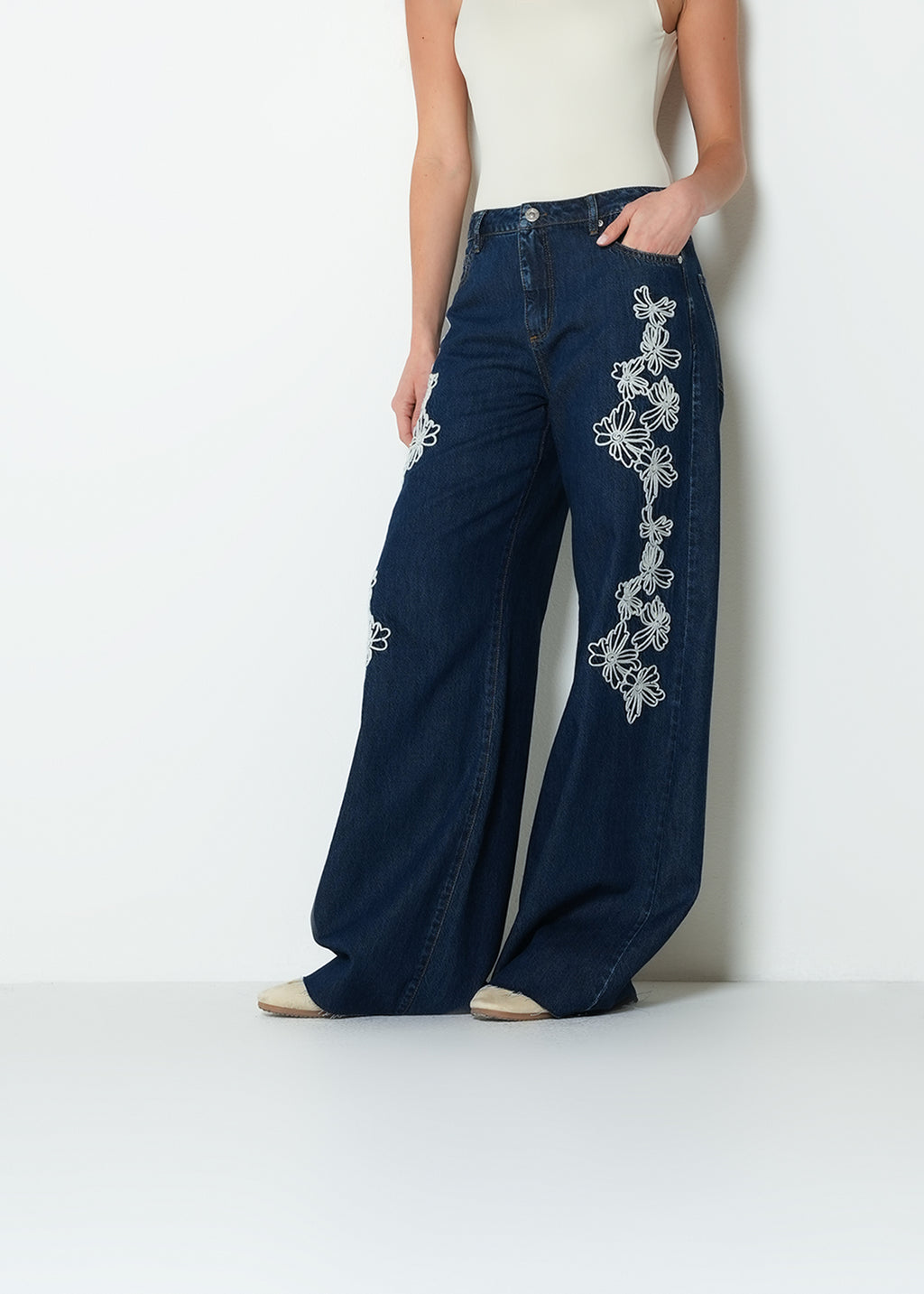 Jean flare tiro medio bordado floral - Azul 14_493H318_AZU194227_0