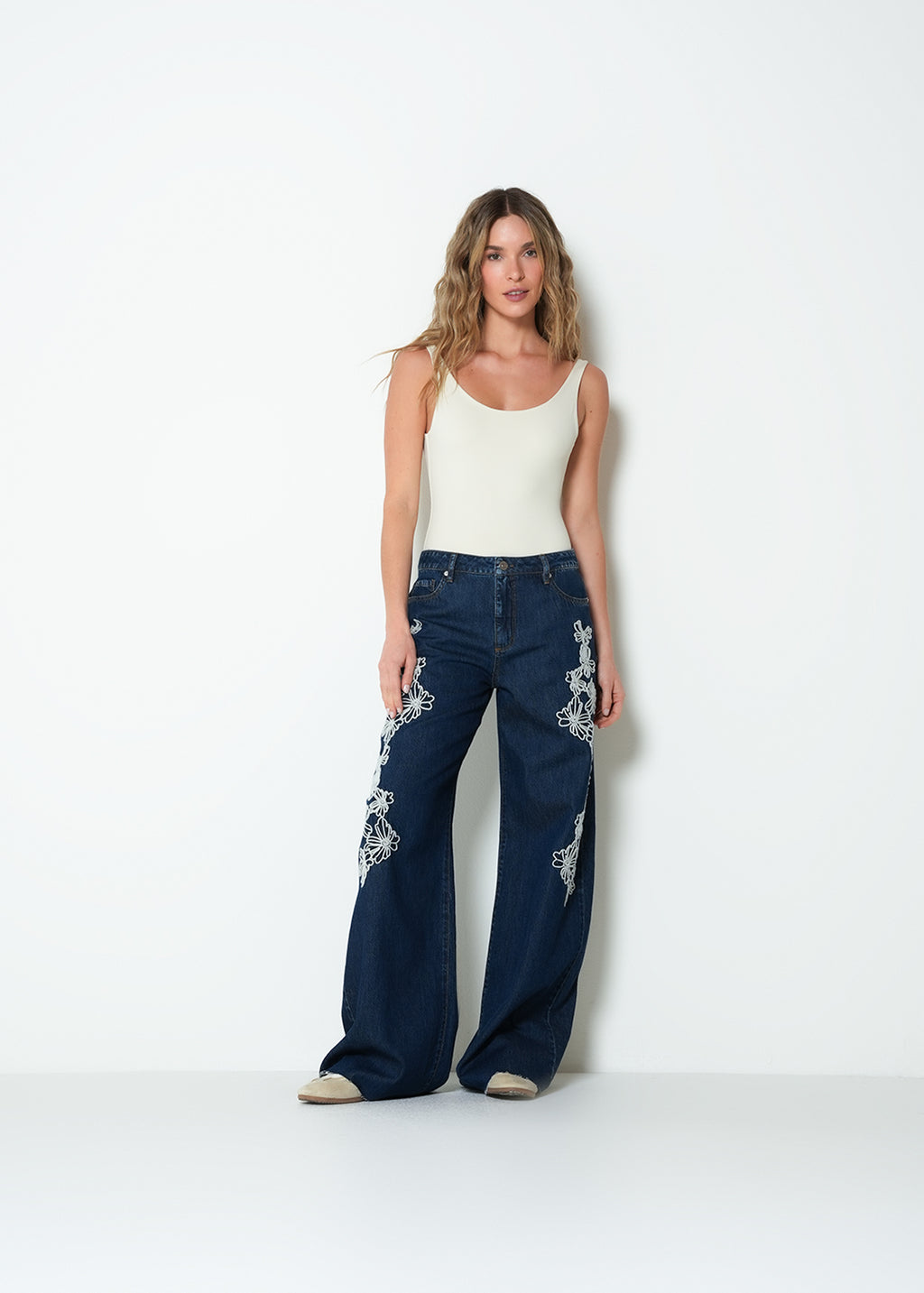 Jean flare tiro medio bordado floral - Azul 14_493H318_AZU194227_3