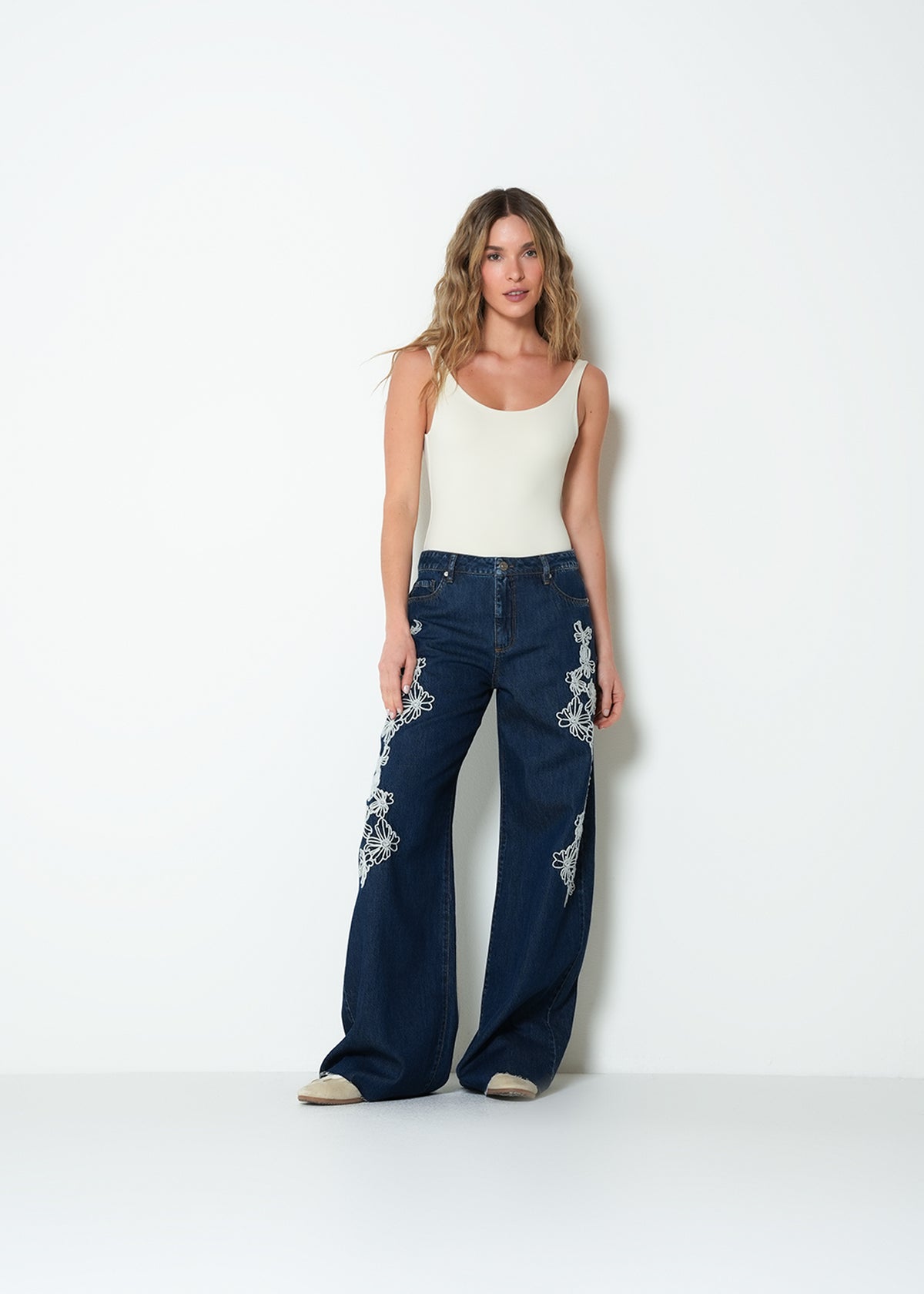 Jean flare tiro medio bordado floral - Azul 14_493H318_AZU194227_3