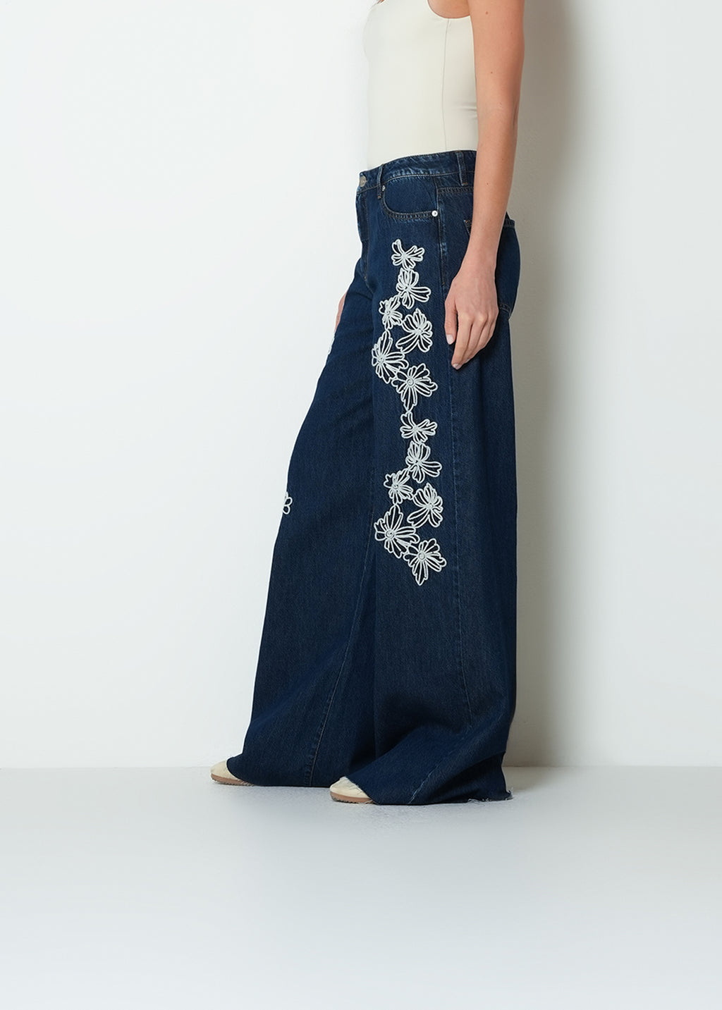 Jean flare tiro medio bordado floral - Azul 14_493H318_AZU194227_4