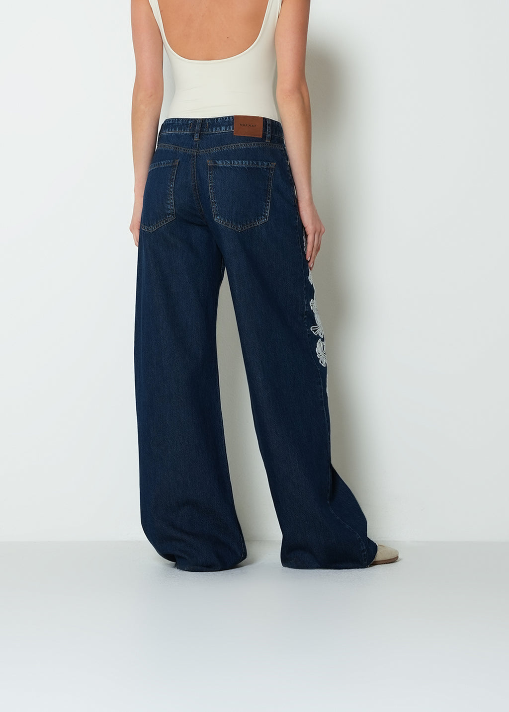 Jean flare tiro medio bordado floral - Azul 14_493H318_AZU194227_5