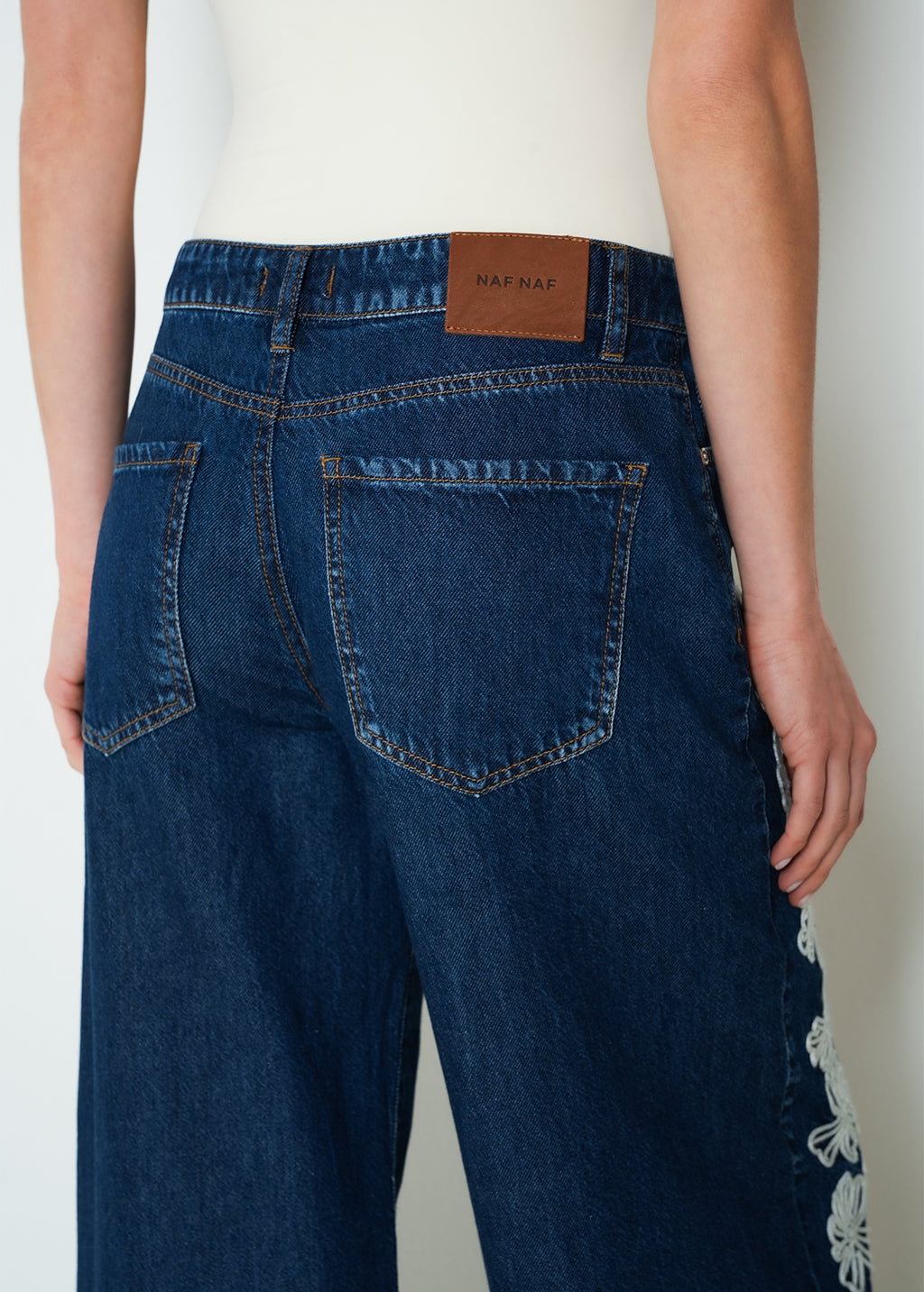 Jean flare tiro medio bordado floral - Azul 14_493H318_AZU194227_6