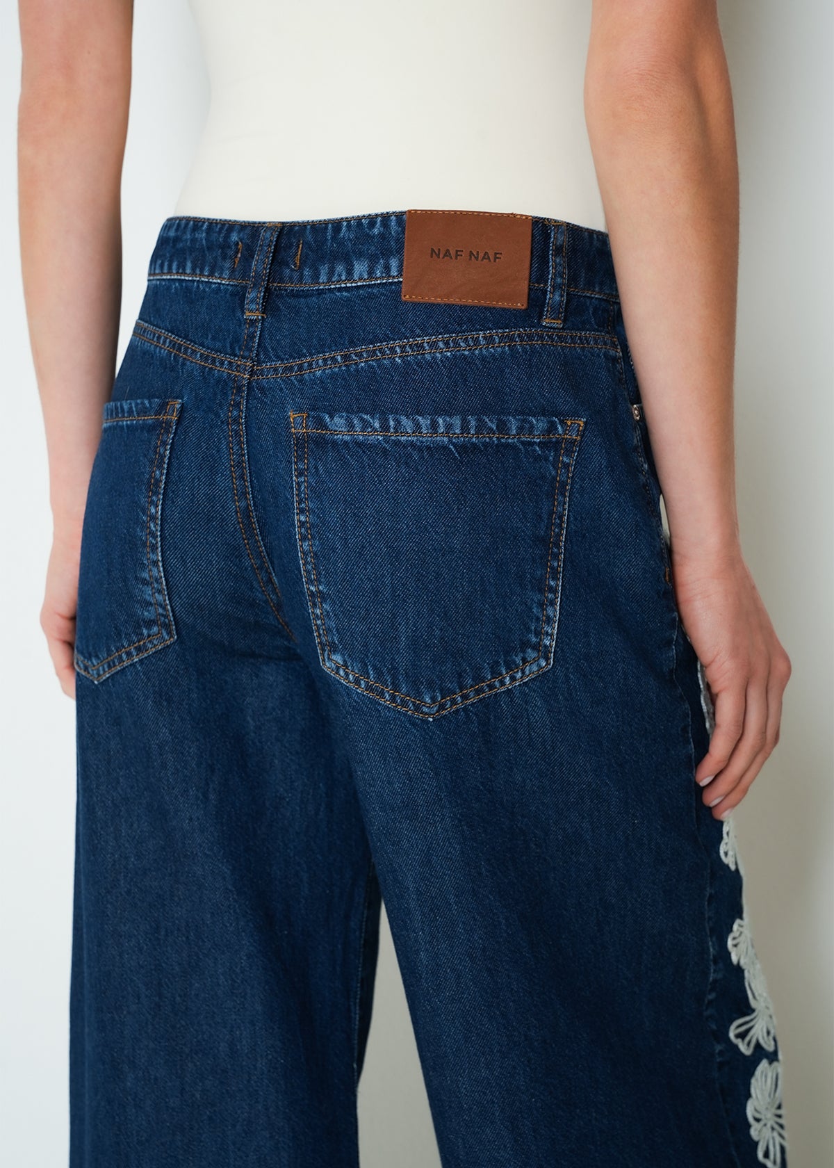 Jean flare tiro medio bordado floral - Azul 14_493H318_AZU194227_6