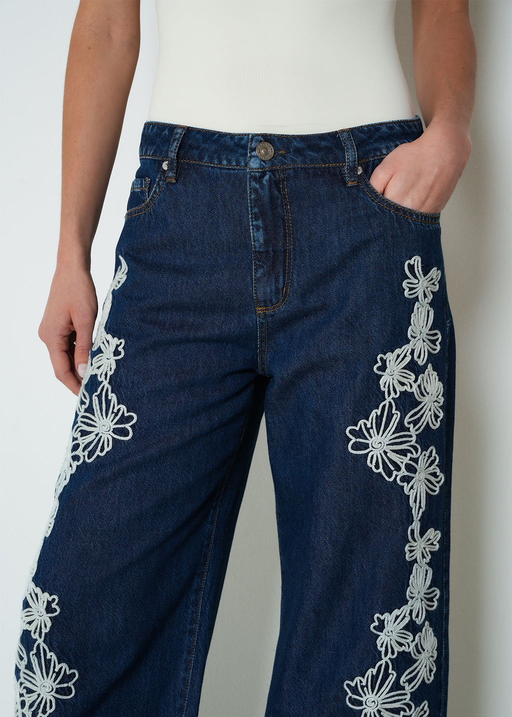 Jean flare tiro medio bordado floral - Azul 14_493H318_AZU194227_7