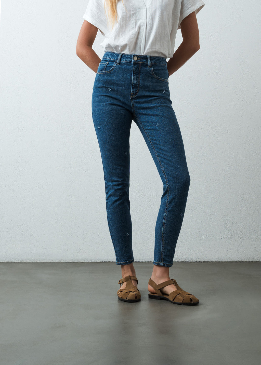 Jean Wide Leg tiro alto con apliques bordados - Azul 14_495G004_AZU183928_0