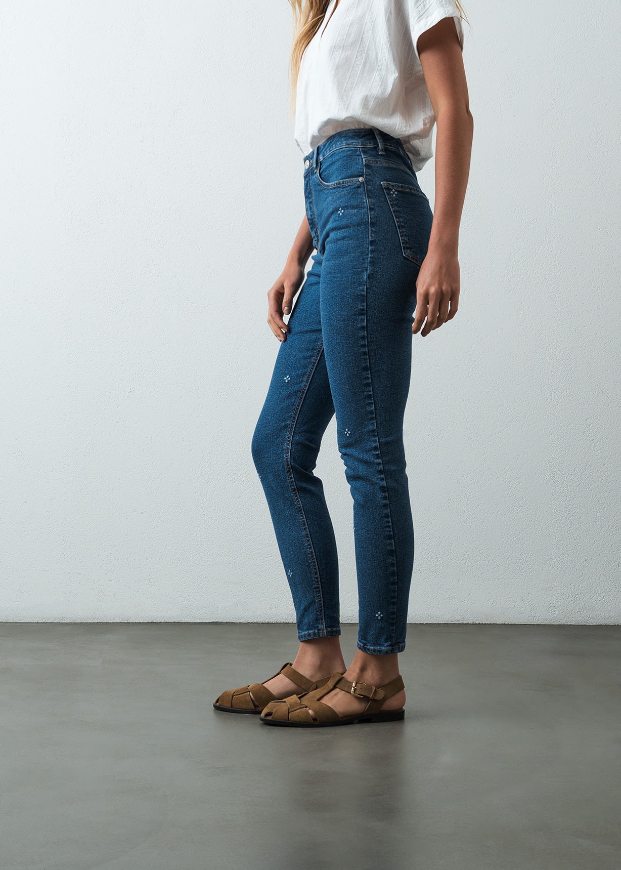 Jean Wide Leg tiro alto con apliques bordados - Azul 14_495G004_AZU183928_5