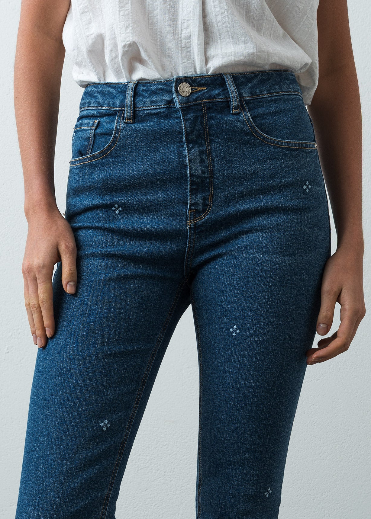 Jean Wide Leg tiro alto con apliques bordados - Azul 14_495G004_AZU183928_7