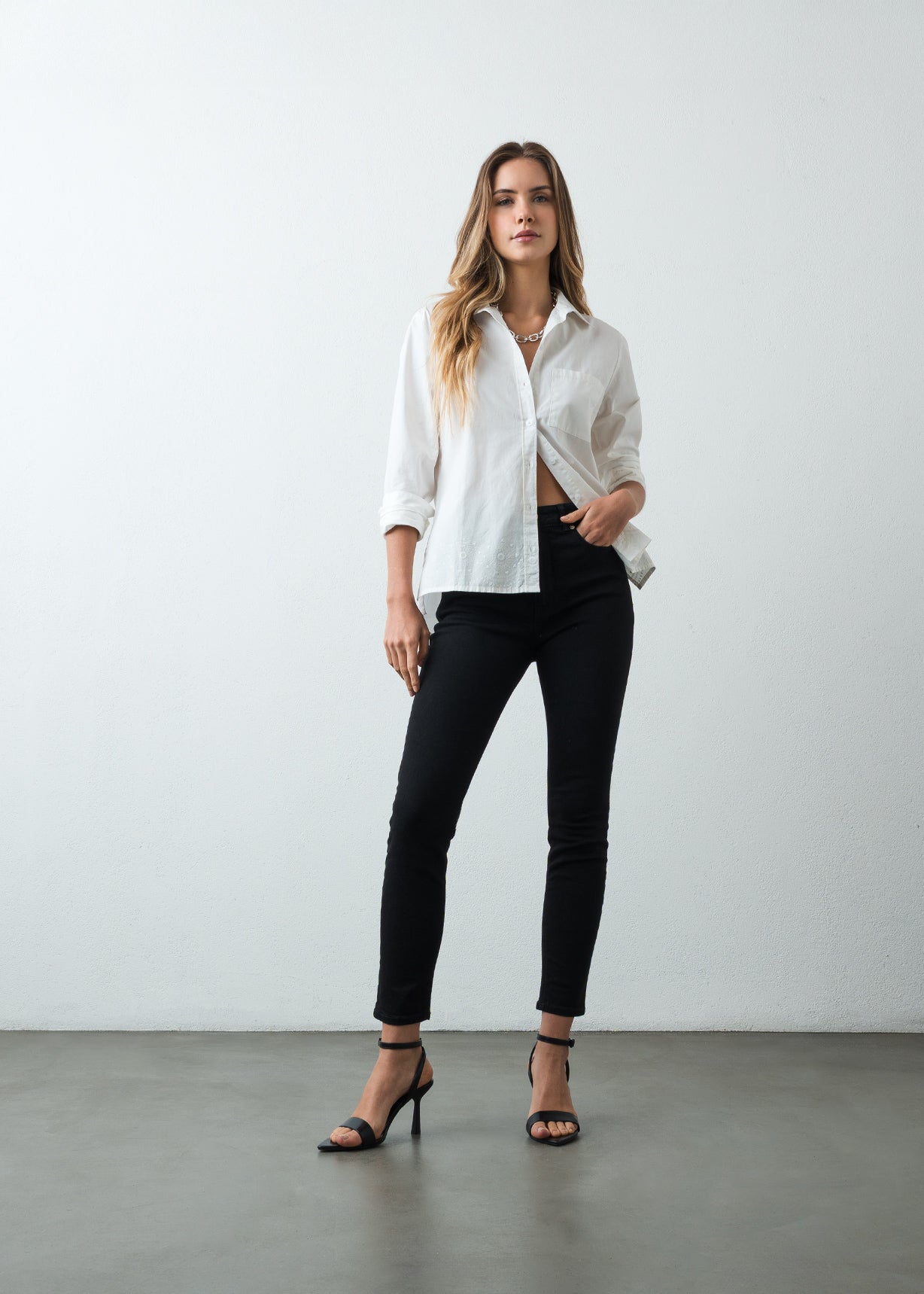 Jean Skinny tiro alto en black denim - Negro 14_495G010_NEG193909_3