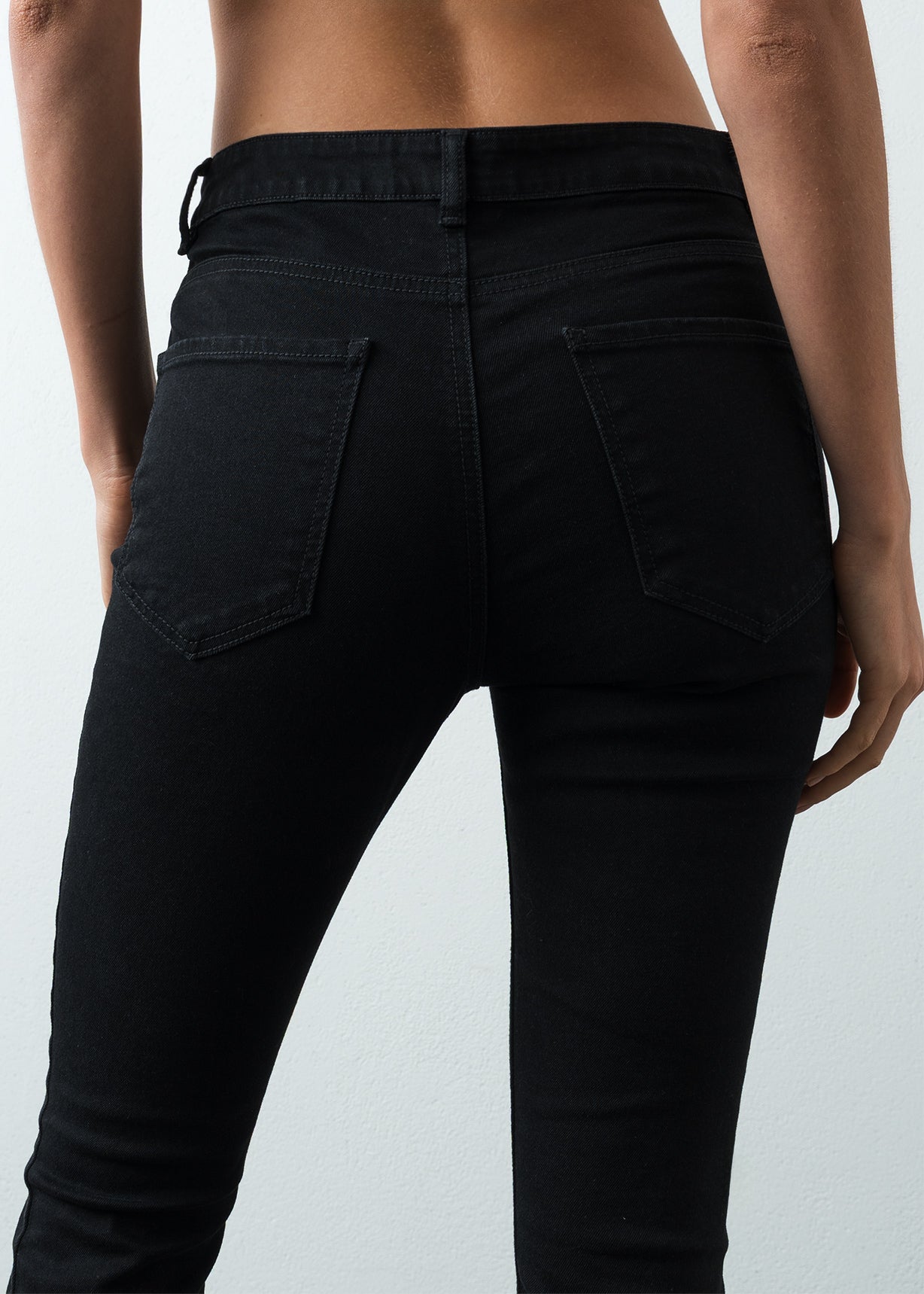Jean Skinny tiro alto en black denim - Negro 14_495G010_NEG193909_4