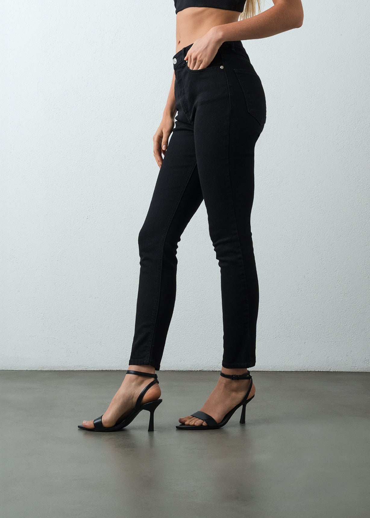 Jean Skinny tiro alto en black denim - Negro 14_495G010_NEG193909_5