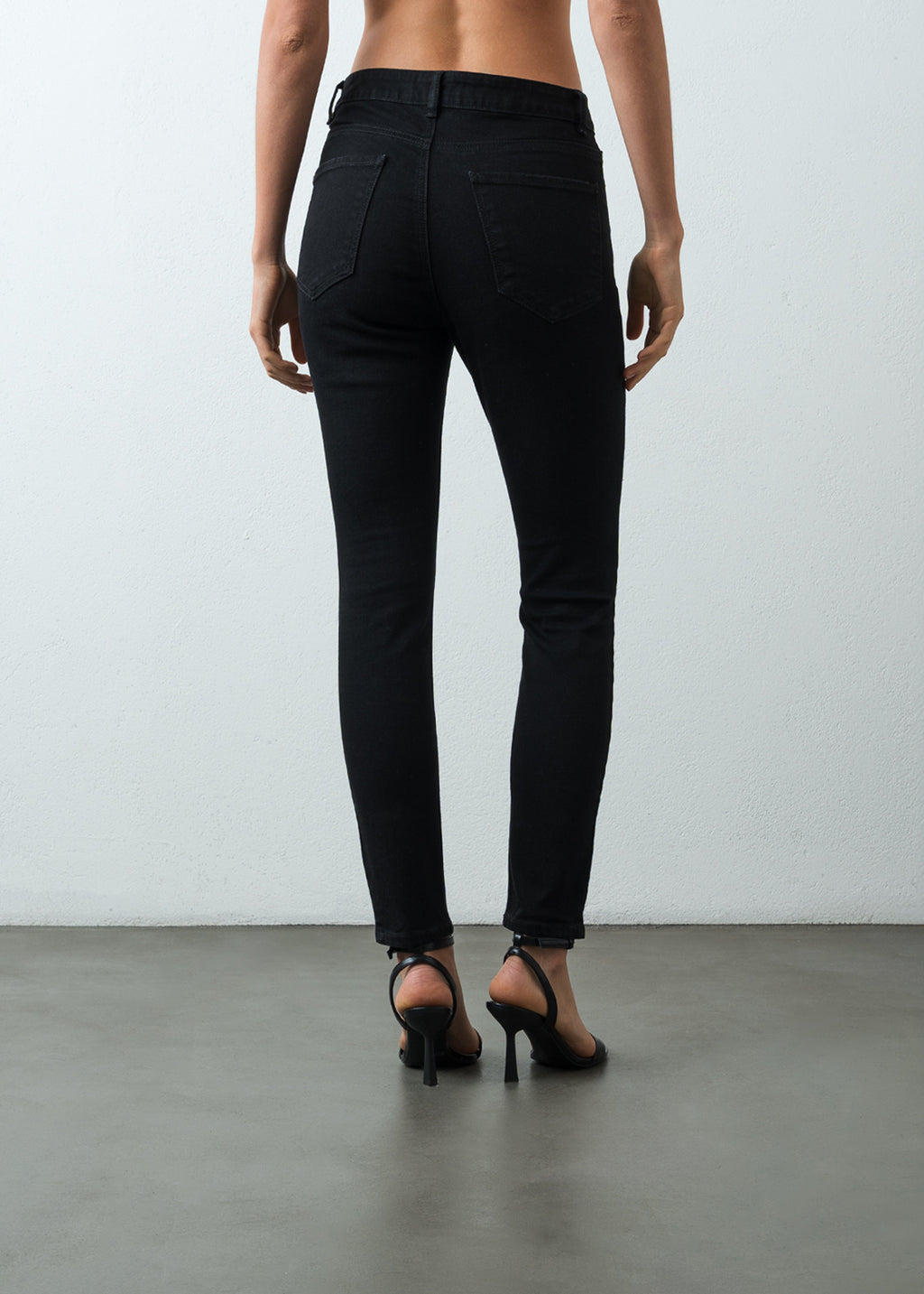 Jean Skinny tiro alto en black denim - Negro 14_495G010_NEG193909_6