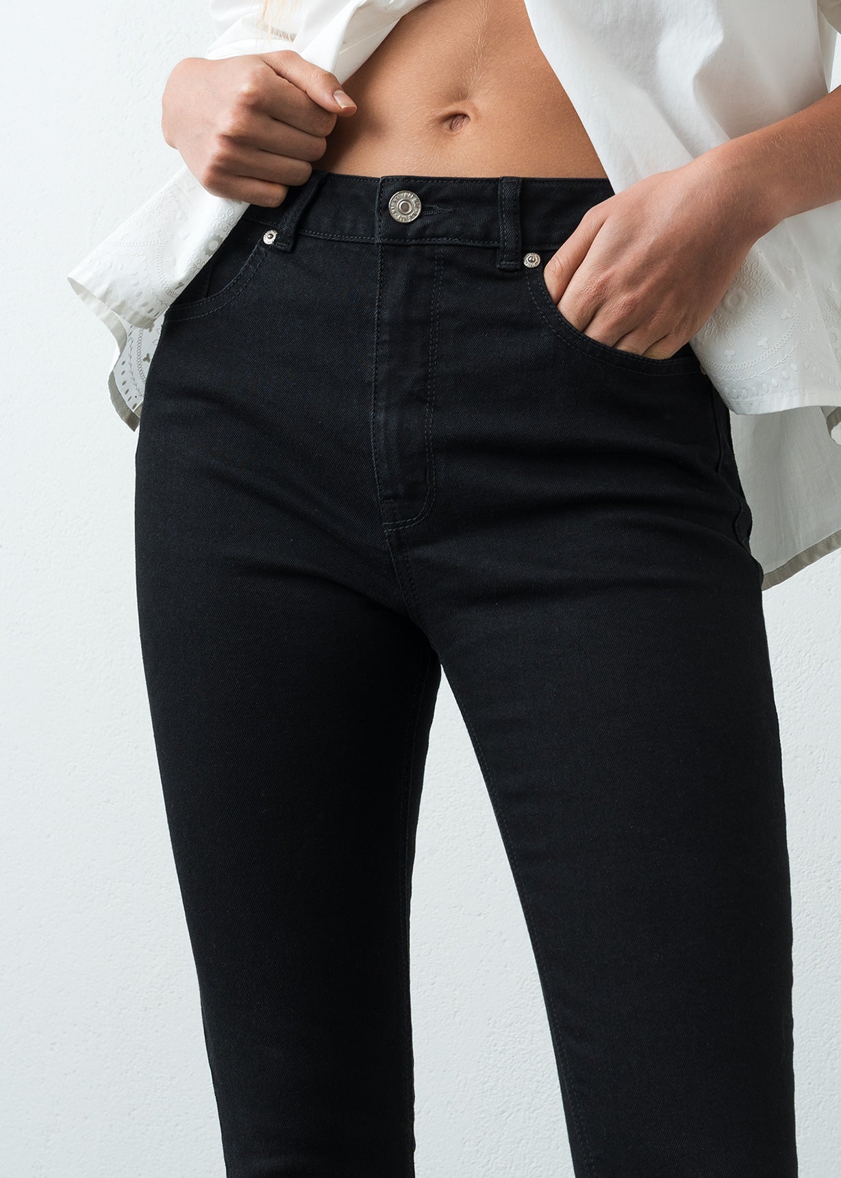 Jean Skinny tiro alto en black denim - Negro 14_495G010_NEG193909_7