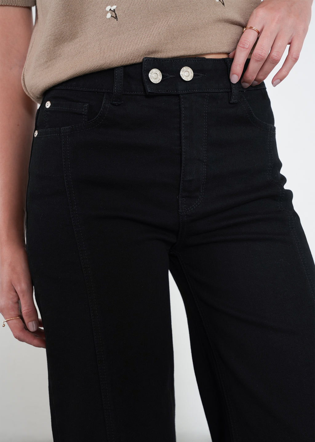 Jean Wide Leg con doble botón - Negro 14_495H005_NEG193909_7