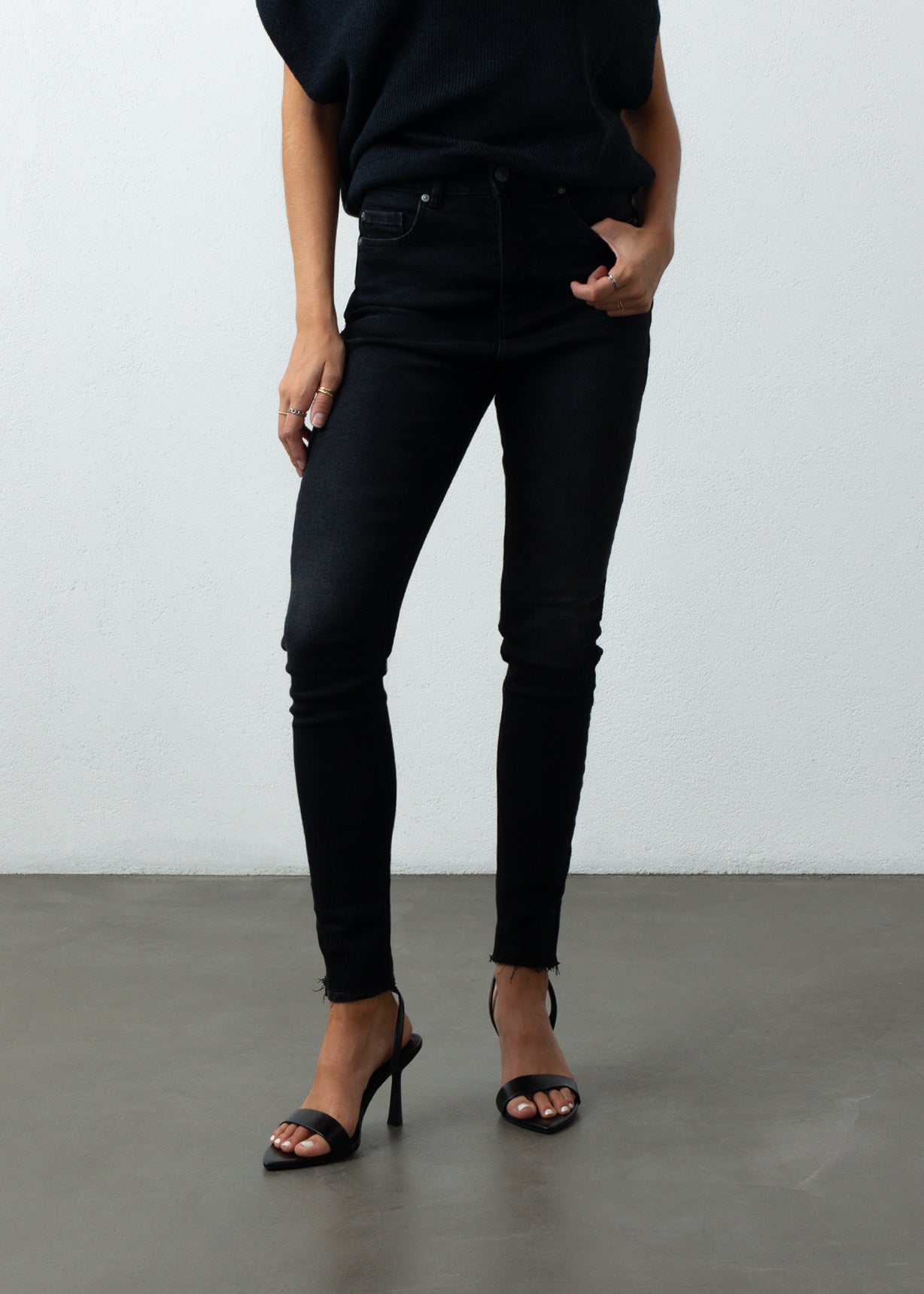 Jean Skinny en black denim - Negro 14_499F001_NEG193909_0