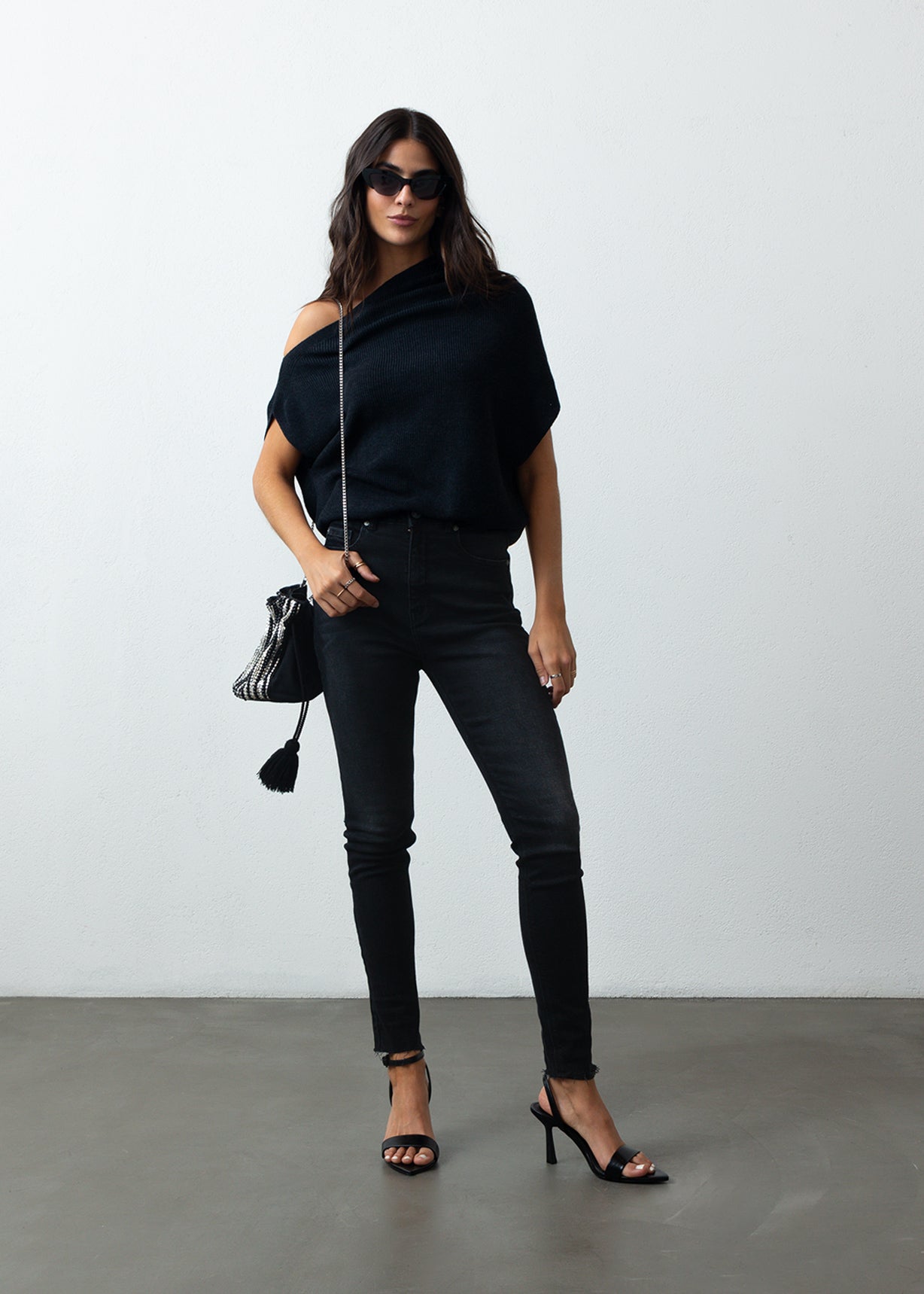Jean Skinny en black denim - Negro 14_499F001_NEG193909_3