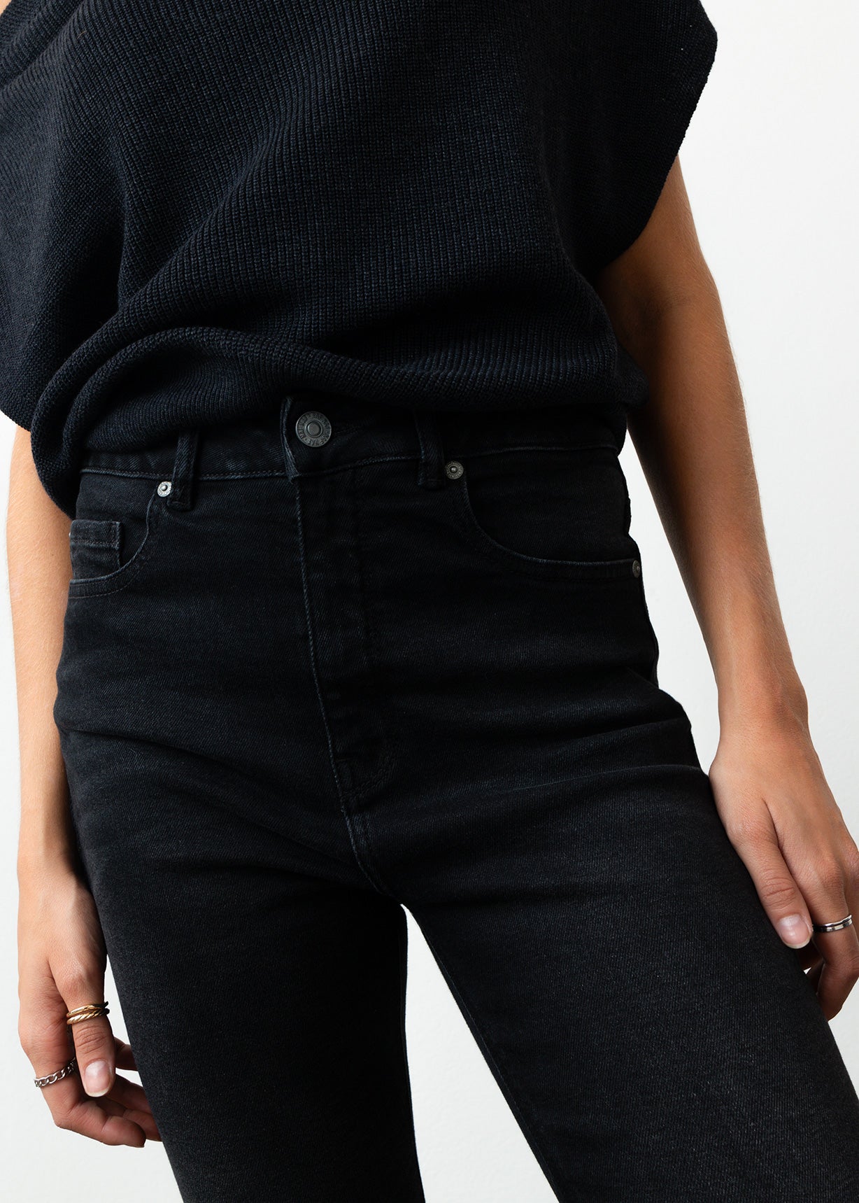 Jean Skinny en black denim - Negro 14_499F001_NEG193909_4