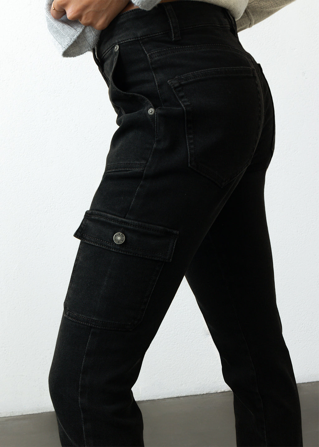 Jean Skinny con bolsillos de parche - Negro 14_499F305_NEG193909_4