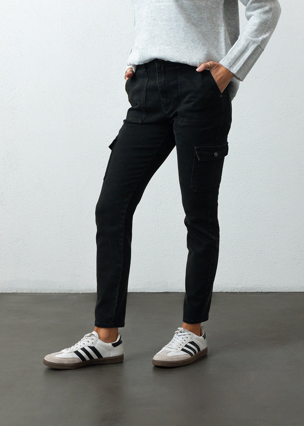 Jean Skinny con bolsillos de parche - Negro 14_499F305_NEG193909_5