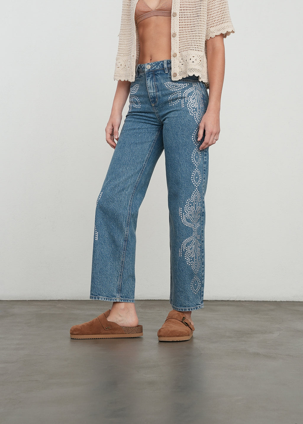 Jean Straight con flores en taches - Azul 14_499G360_AZU183928_0