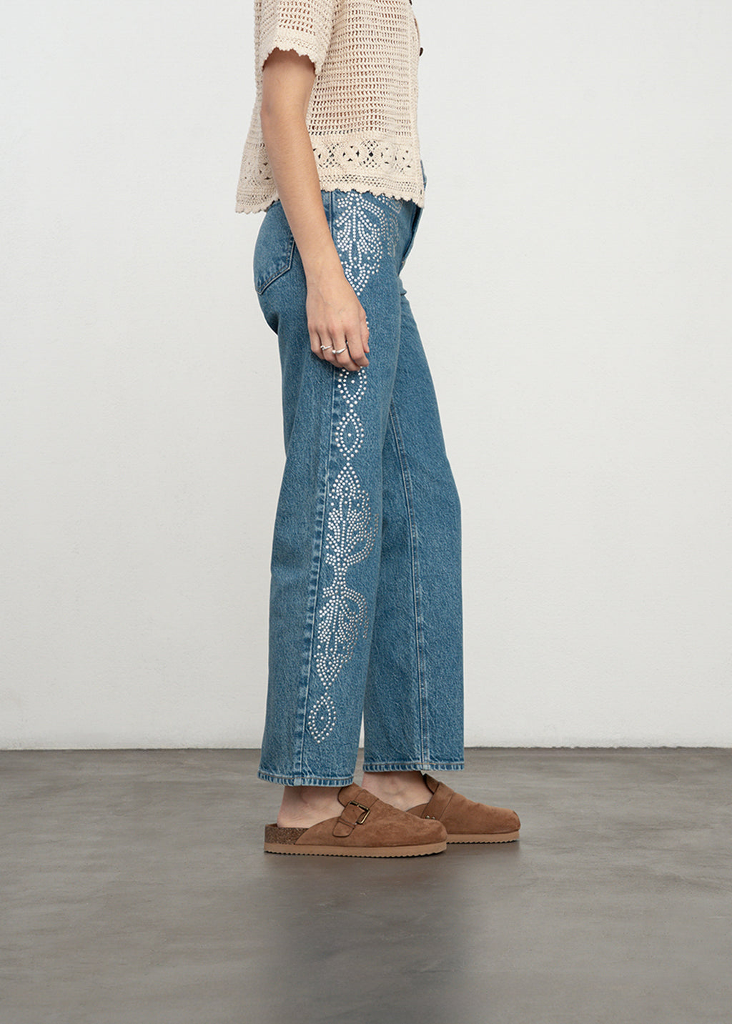 Jean Straight con flores en taches - Azul 14_499G360_AZU183928_3