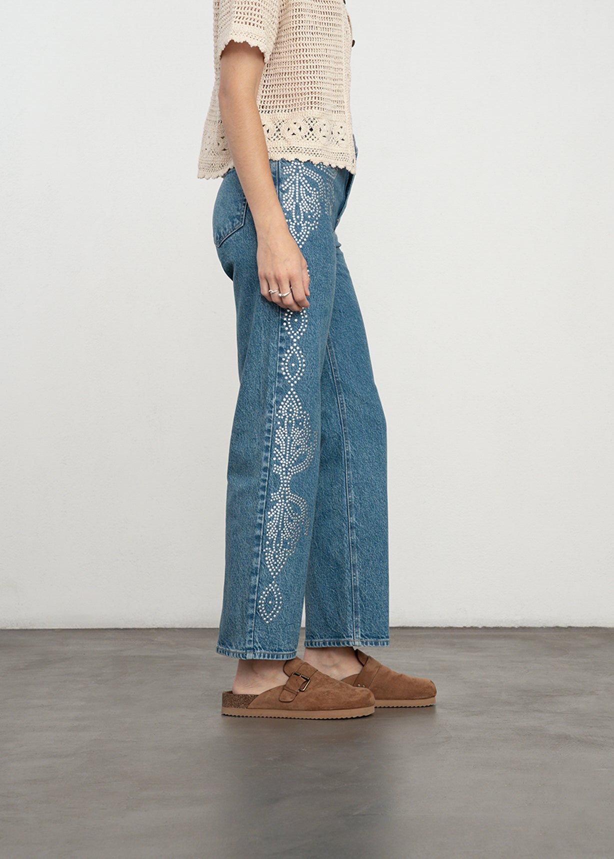 Jean Straight con flores en taches - Azul 14_499G360_AZU183928_3
