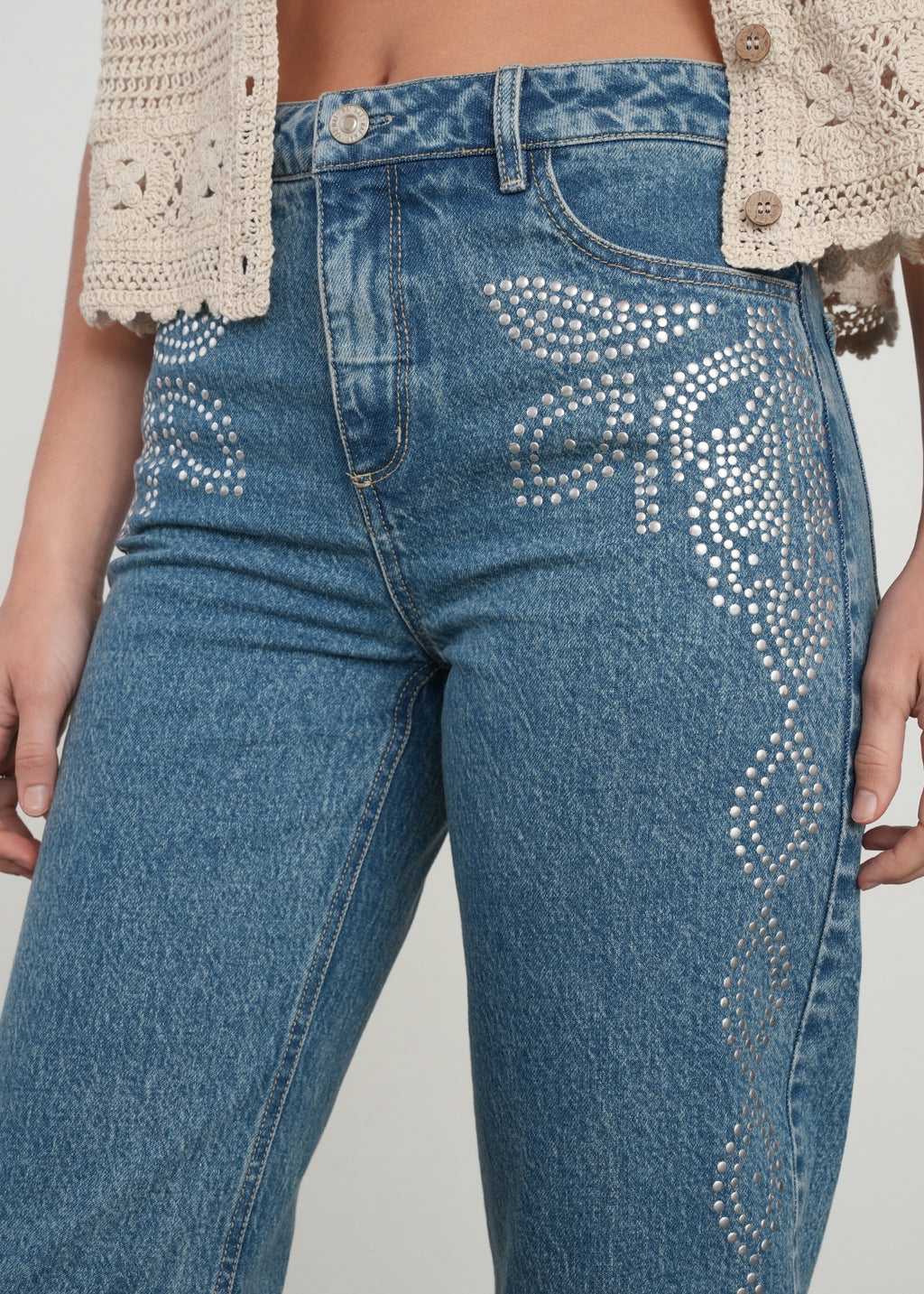 Jean Straight con flores en taches - Azul 14_499G360_AZU183928_4