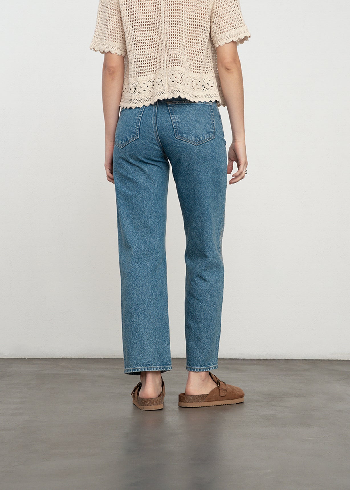 Jean Straight con flores en taches - Azul 14_499G360_AZU183928_5