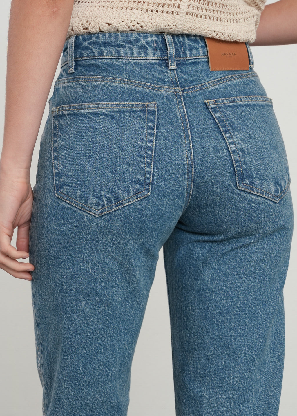 Jean Straight con flores en taches - Azul 14_499G360_AZU183928_6