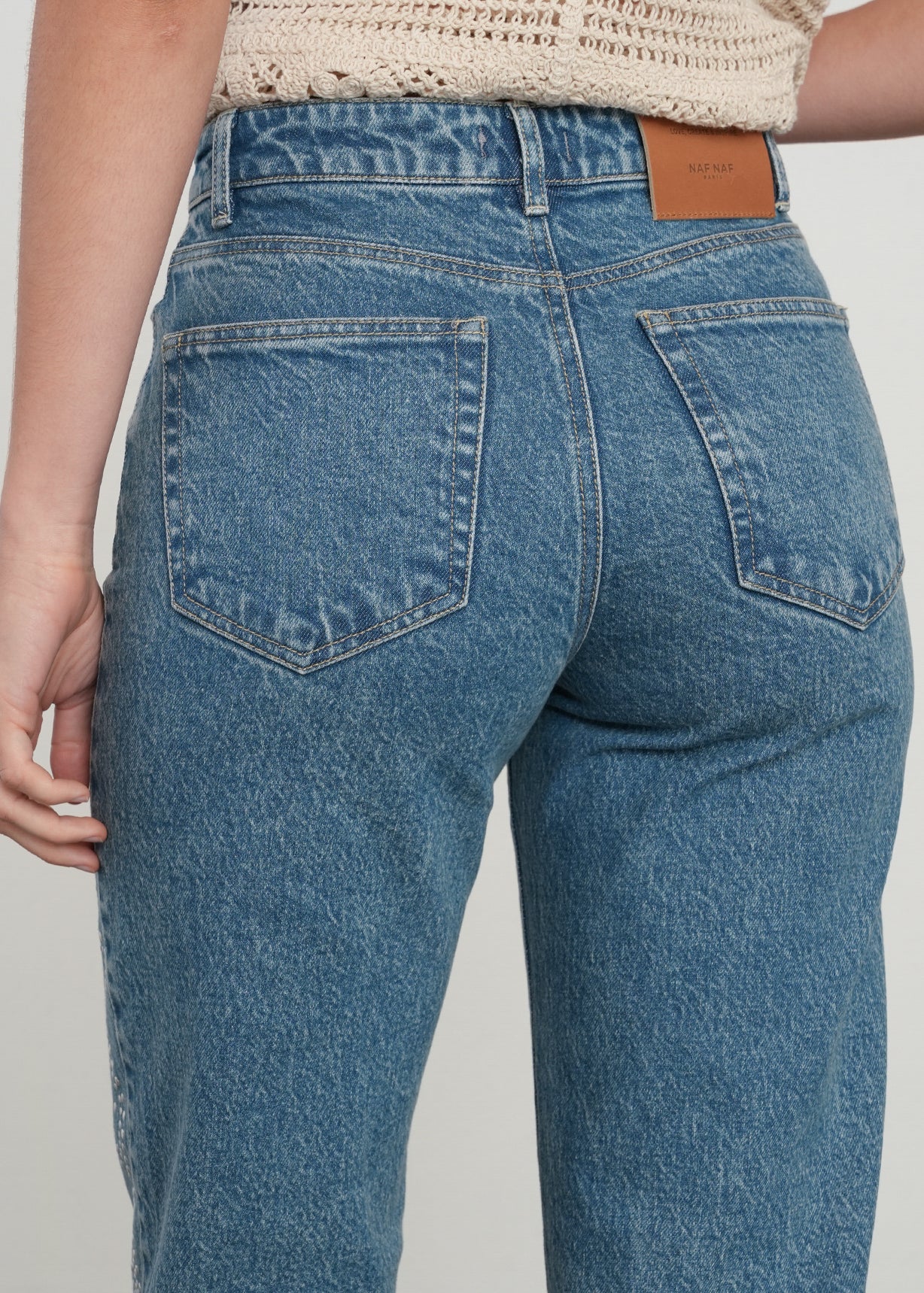 Jean Straight con flores en taches - Azul 14_499G360_AZU183928_6