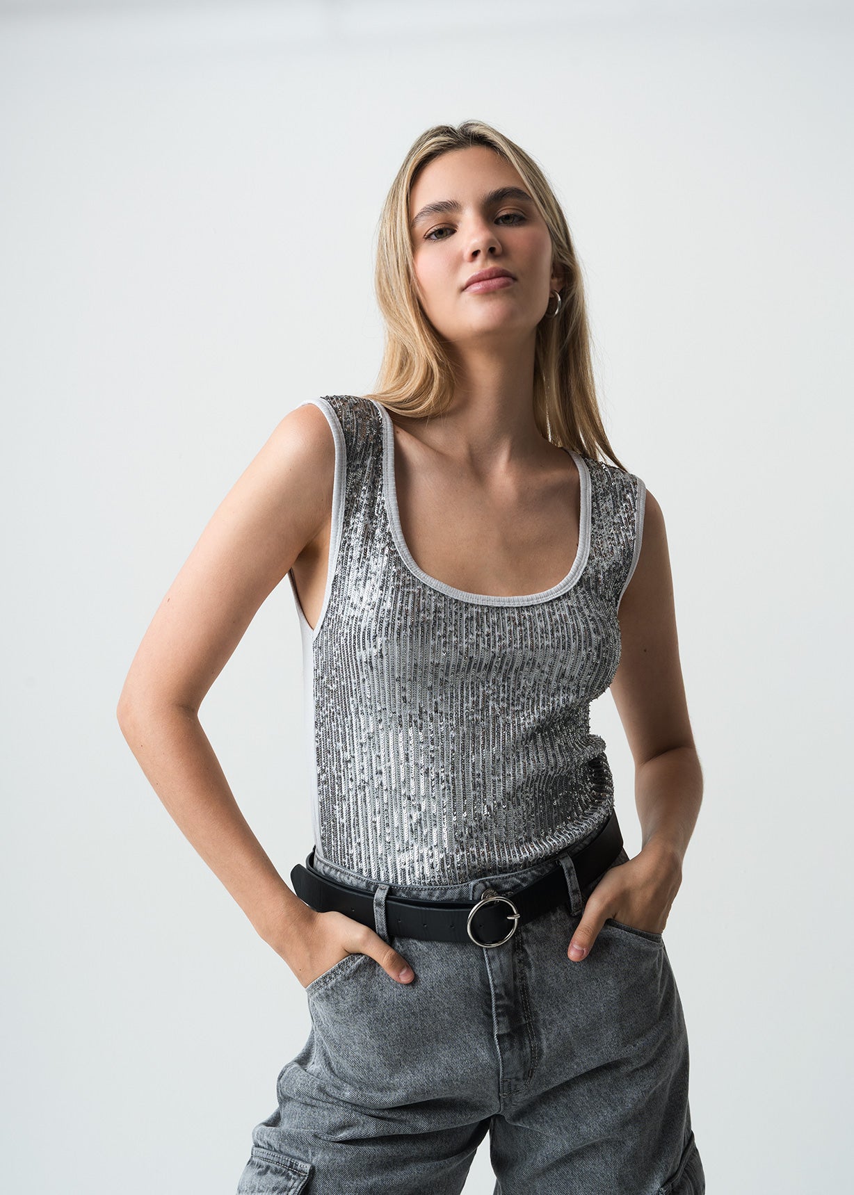 Camiseta manga sisa con lentejuelas - Gris 14_503G007_GRI144103_0